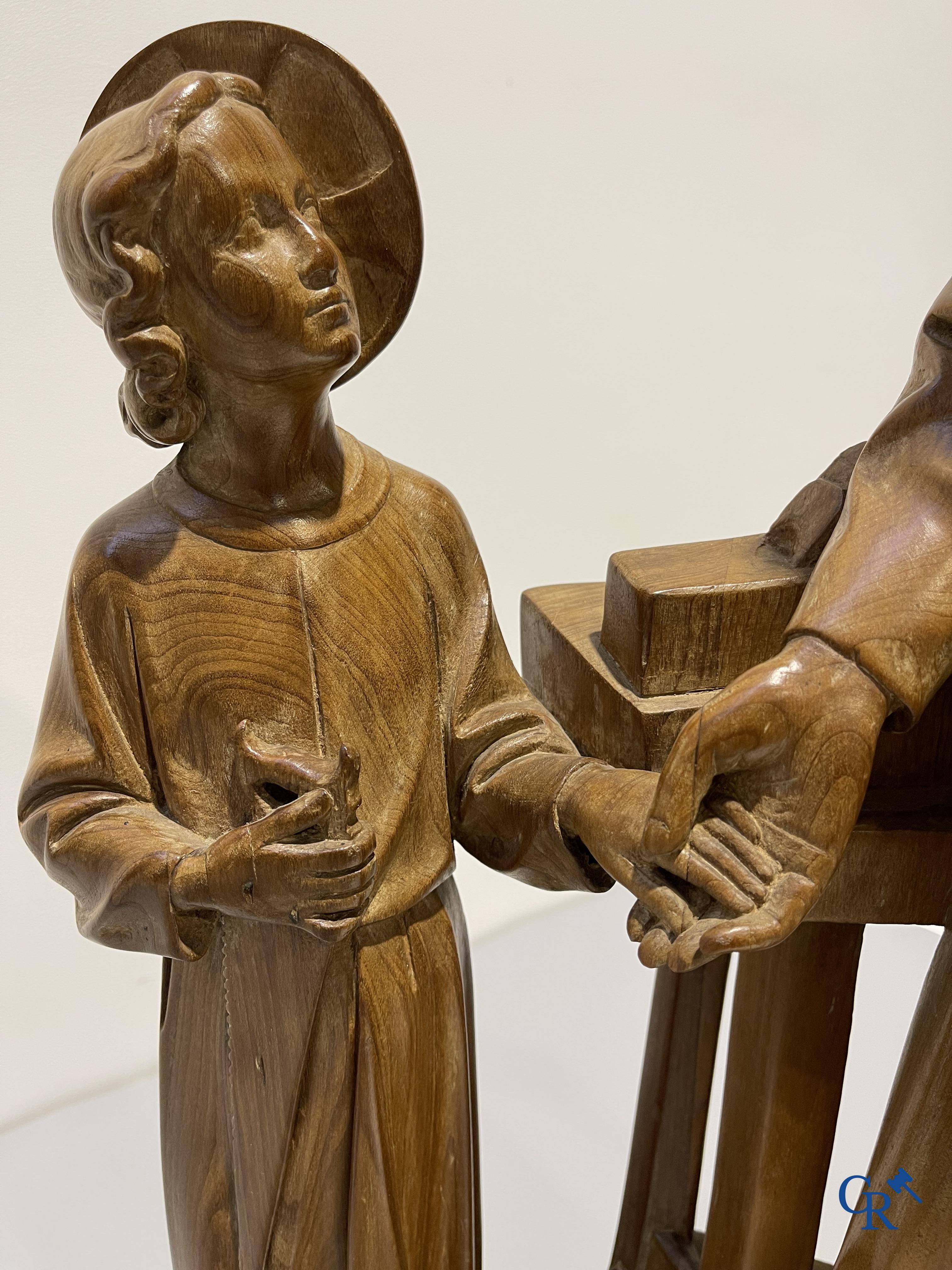 Une rare représentation en bois sculptée de Saint-Joseph avec l'enfant Jésus dans l'atelier du menuisier. Vers 1940.