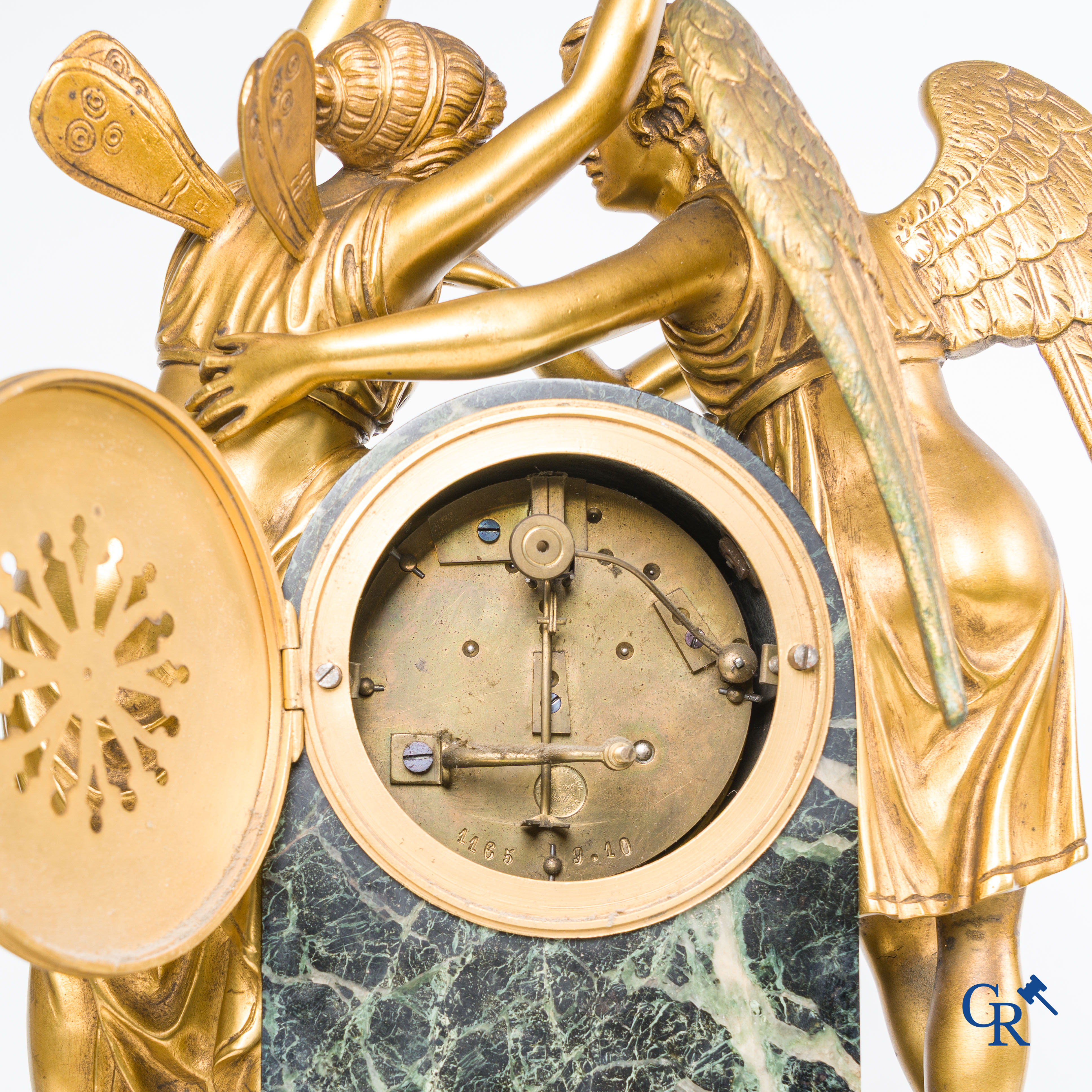 Een 3-delige schouwgarnituur in groen geaderde marmer en vergulde brons. Empire stijl. Circa 1900.