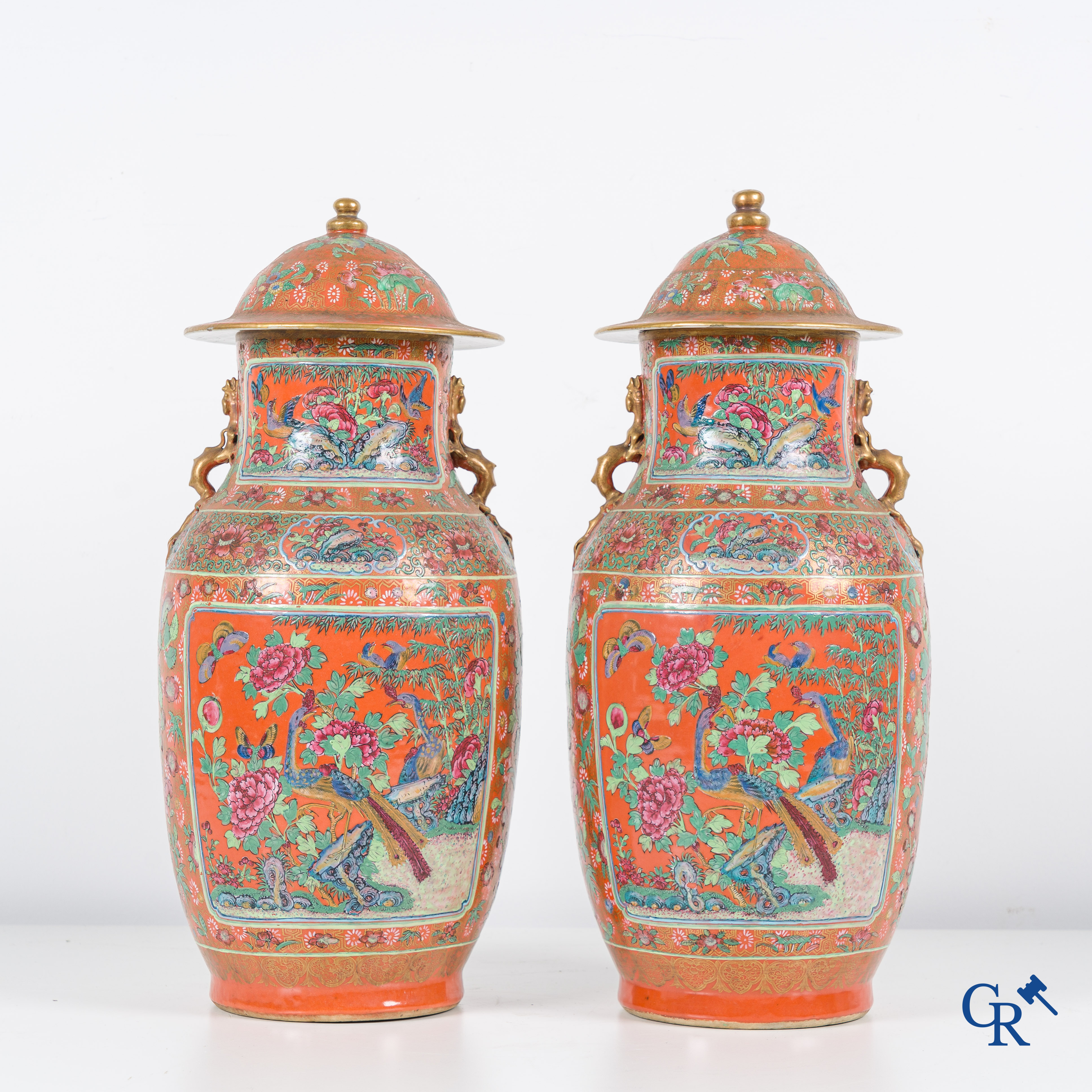 Asian Art, Chinese porcelain, a pair of Chinese Canton lid vases. 19th century.
