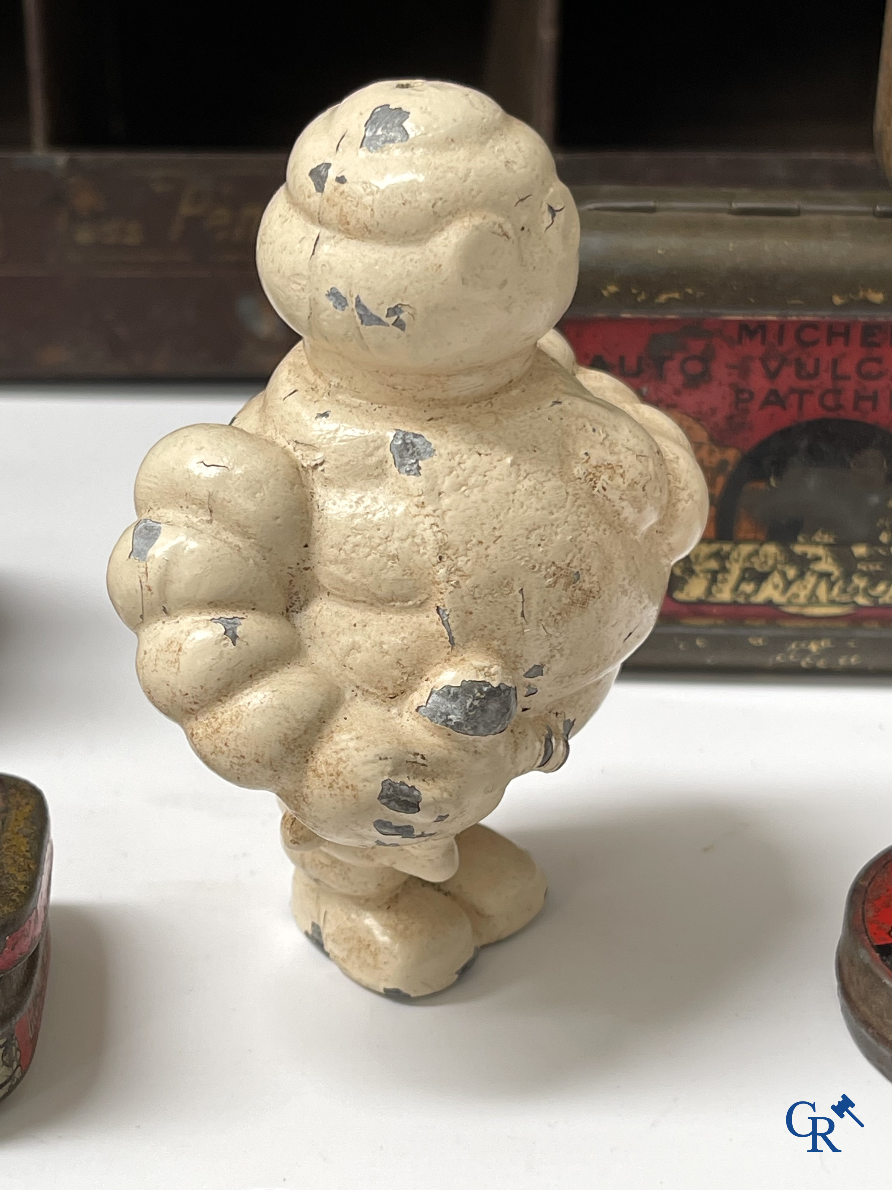 Michelin, een groot lot reclame objecten en meetinstrumenten voor Michelin banden.