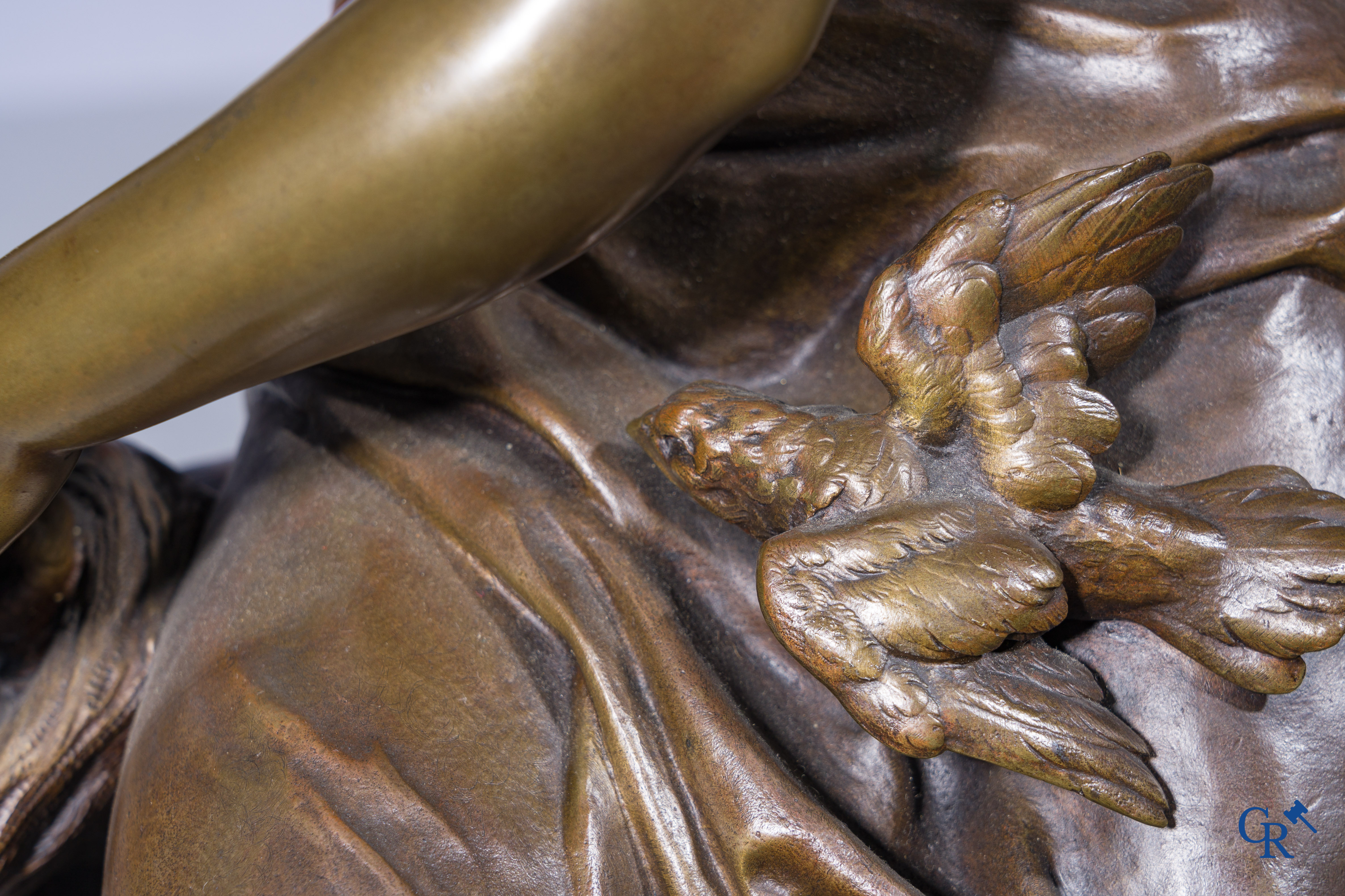 Pierre Louis Détrier (1822-1897) Een imposante pendule in brons en rood geaderde marmer. 19de eeuw.