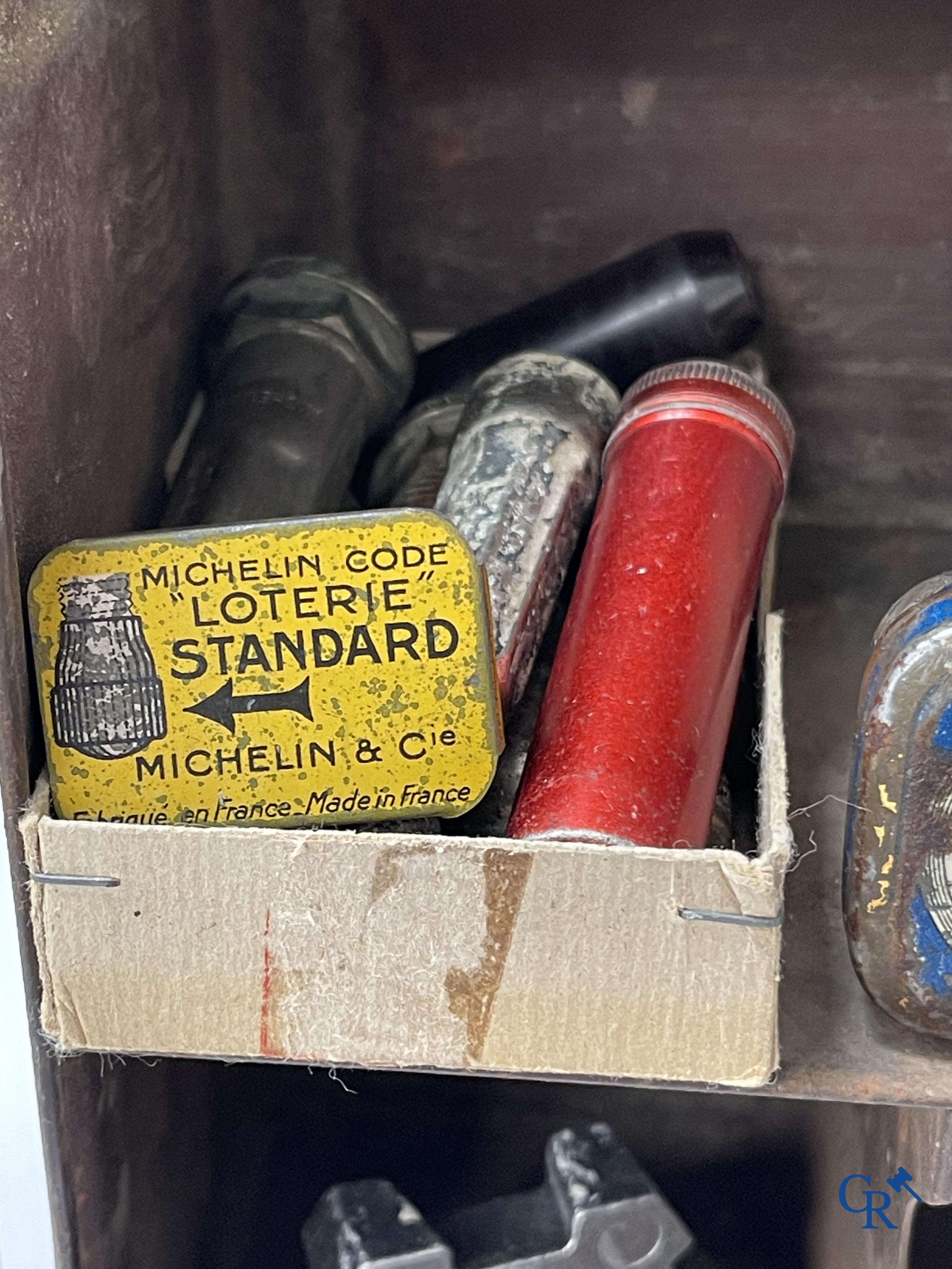 Michelin, een groot lot reclame objecten en meetinstrumenten voor Michelin banden.