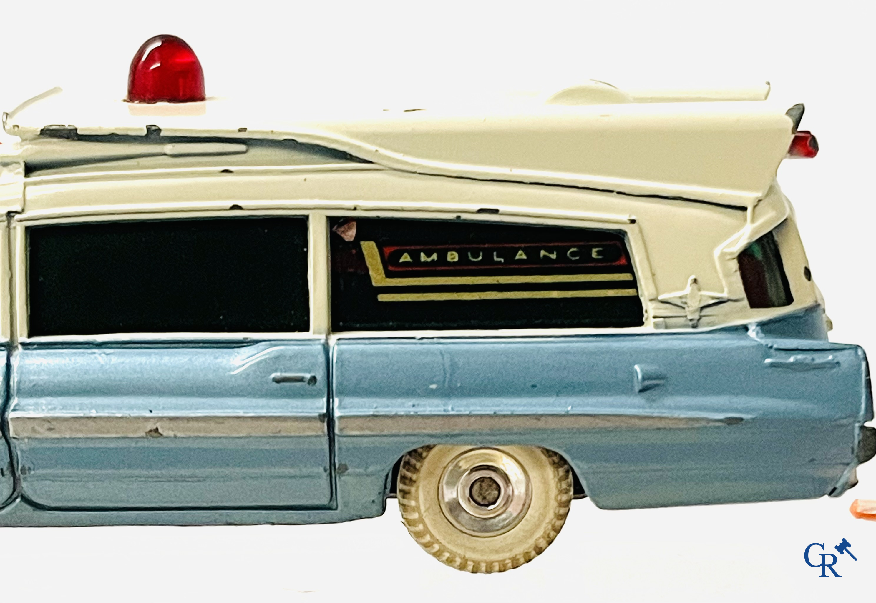 Old toys, a lot with Dinky Toys and Corgi Toys.