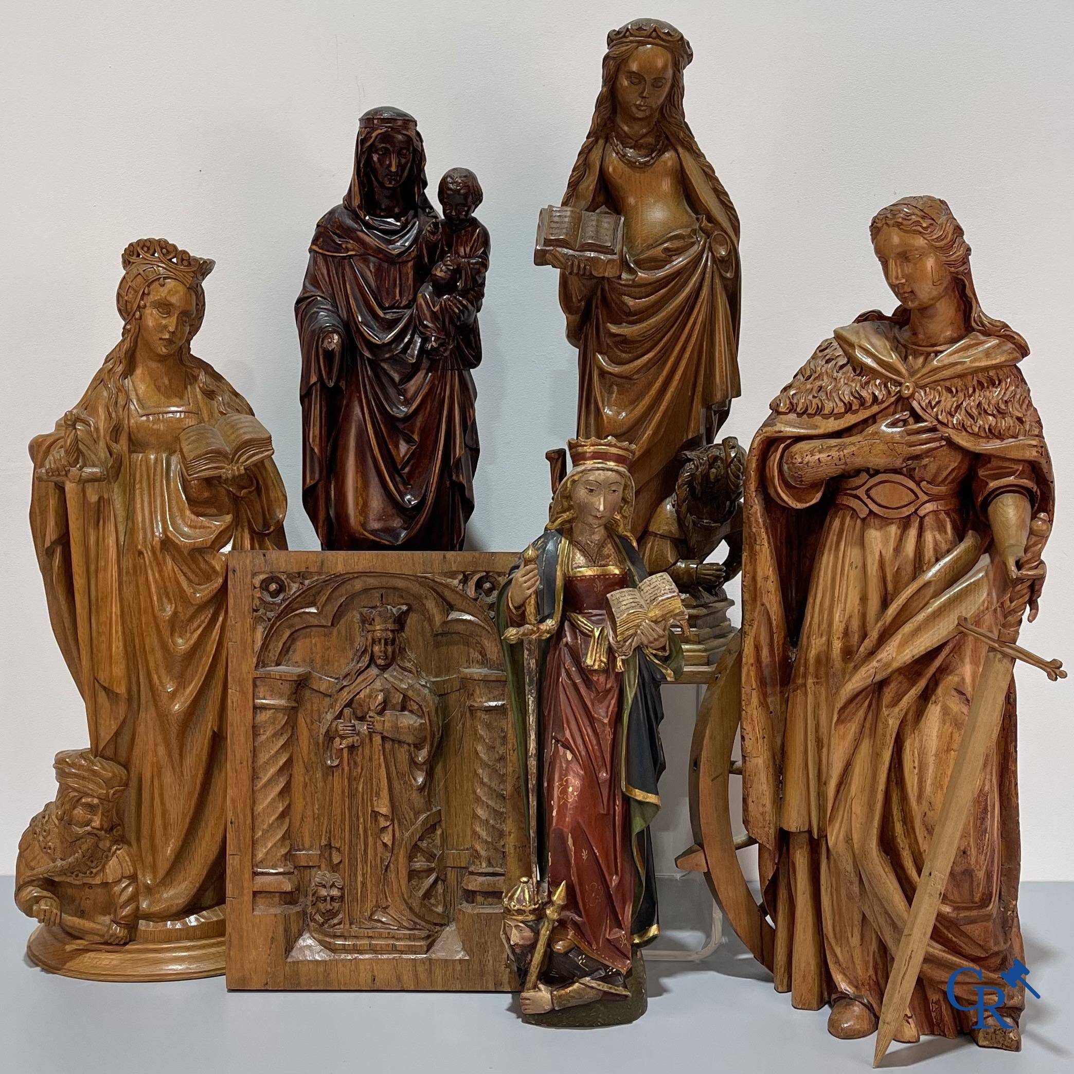 Religious objects, 6 religious representations in wood carving after antique models. Circa 1900-1940.