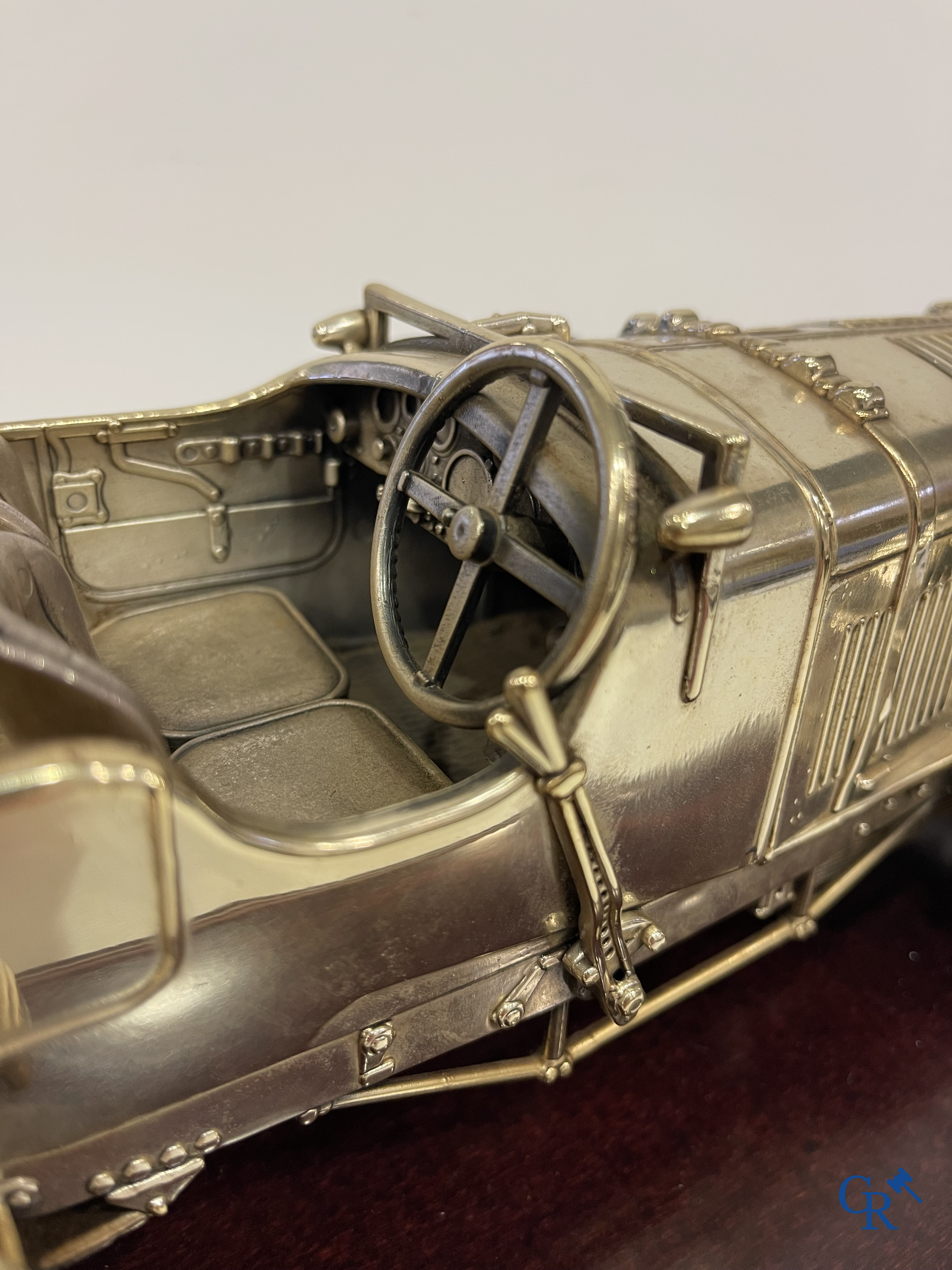 Bentley, een uitzonderlijk fijn gedetailleerd sterling zilveren 925°/00 schaalmodel van een 30 er jaren Bentley.