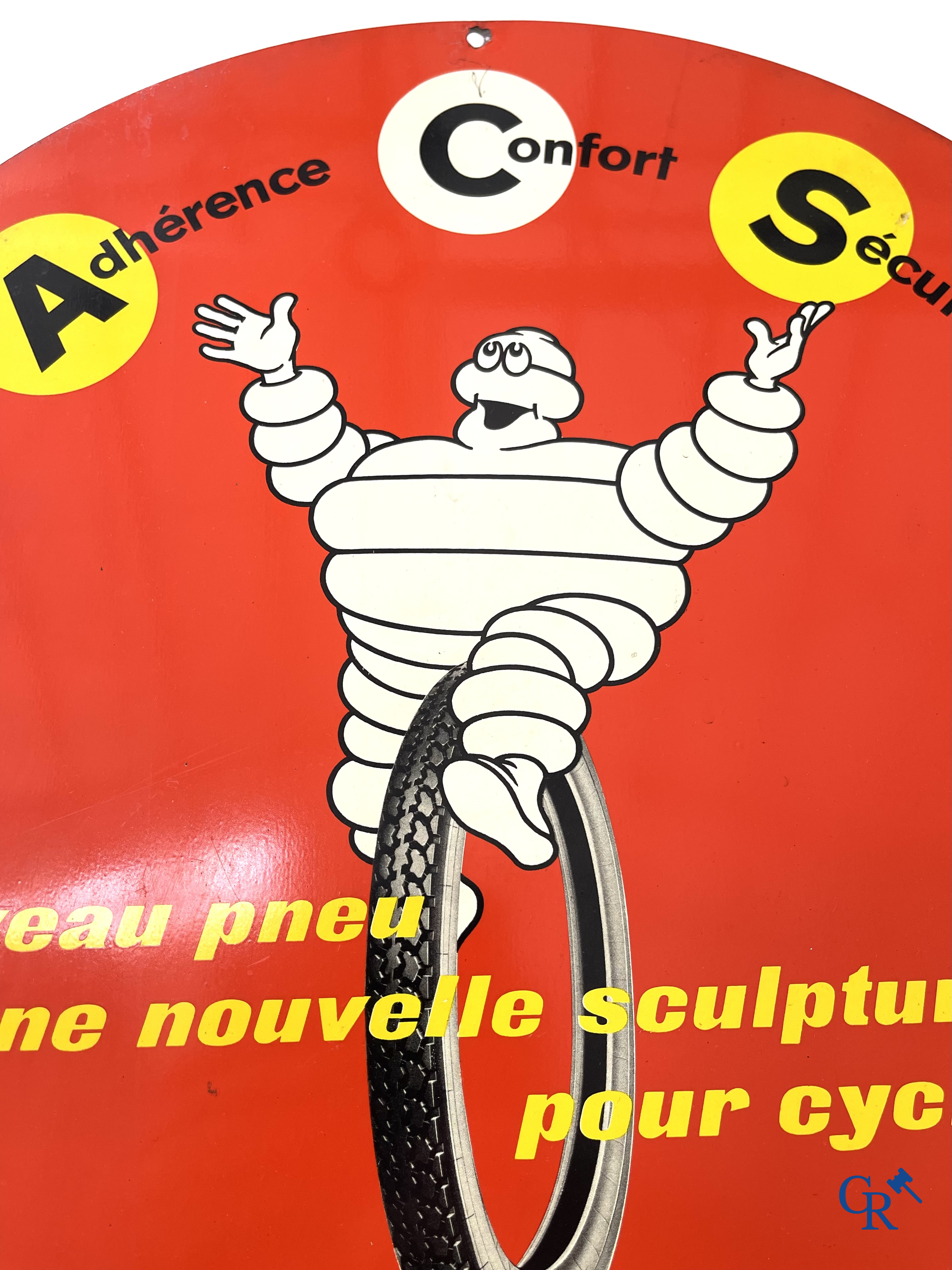 Michelin. Dubbelzijdig uithangbord in bedrukt metaal voor de bromfietsbanden van Michelin. Imp. Noël Auxerre.
