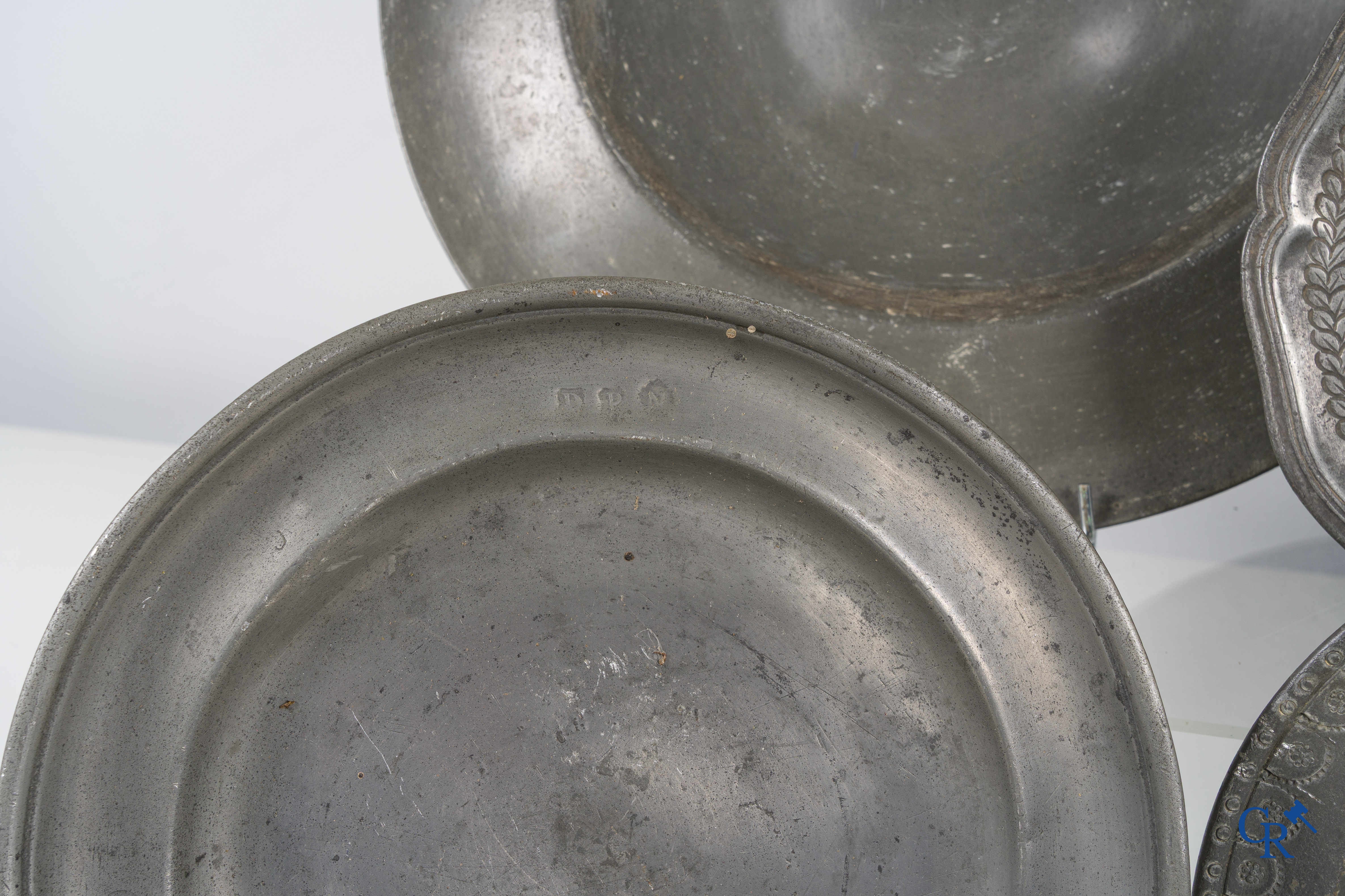 Een groot lot antieke tinnen schotels, waaronder een zeldzame scheerkom. 18e-19e eeuw.