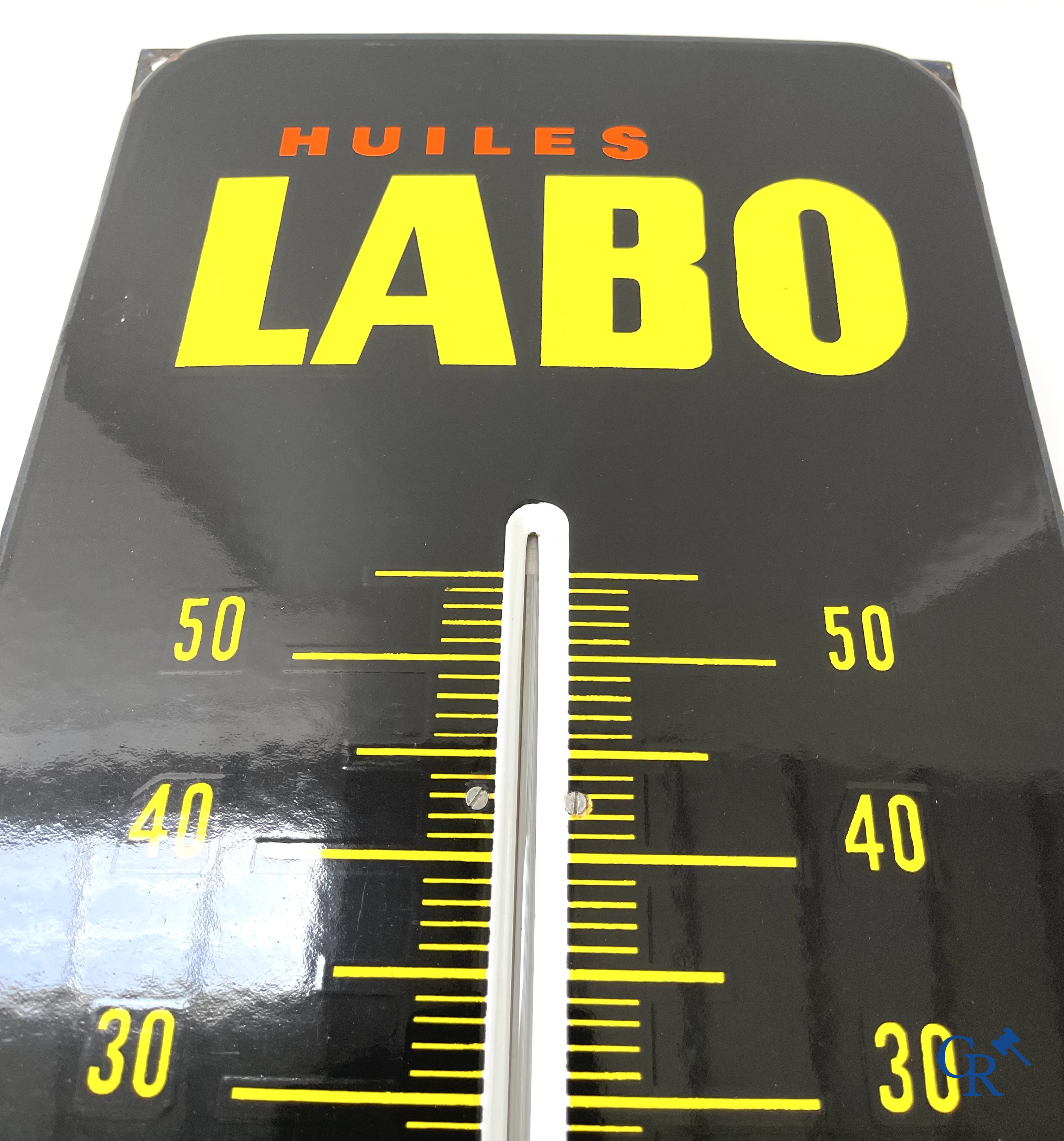Huiles Labo, emaille reclamebord met ingewerkte thermometer voor motor olie. 60'er jaren.