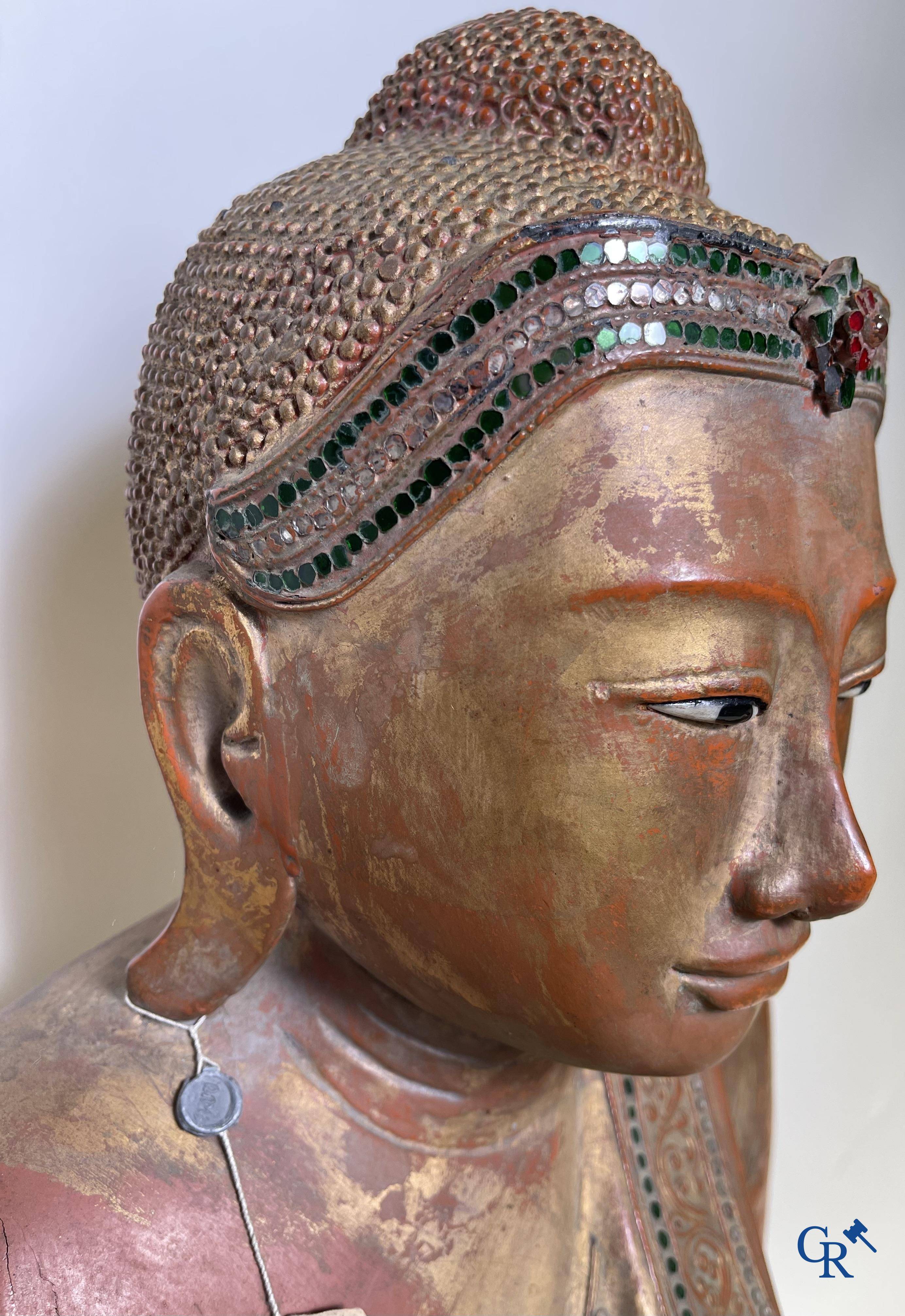 Imposing wooden lacquered Bouddha. Burma, 19th century.