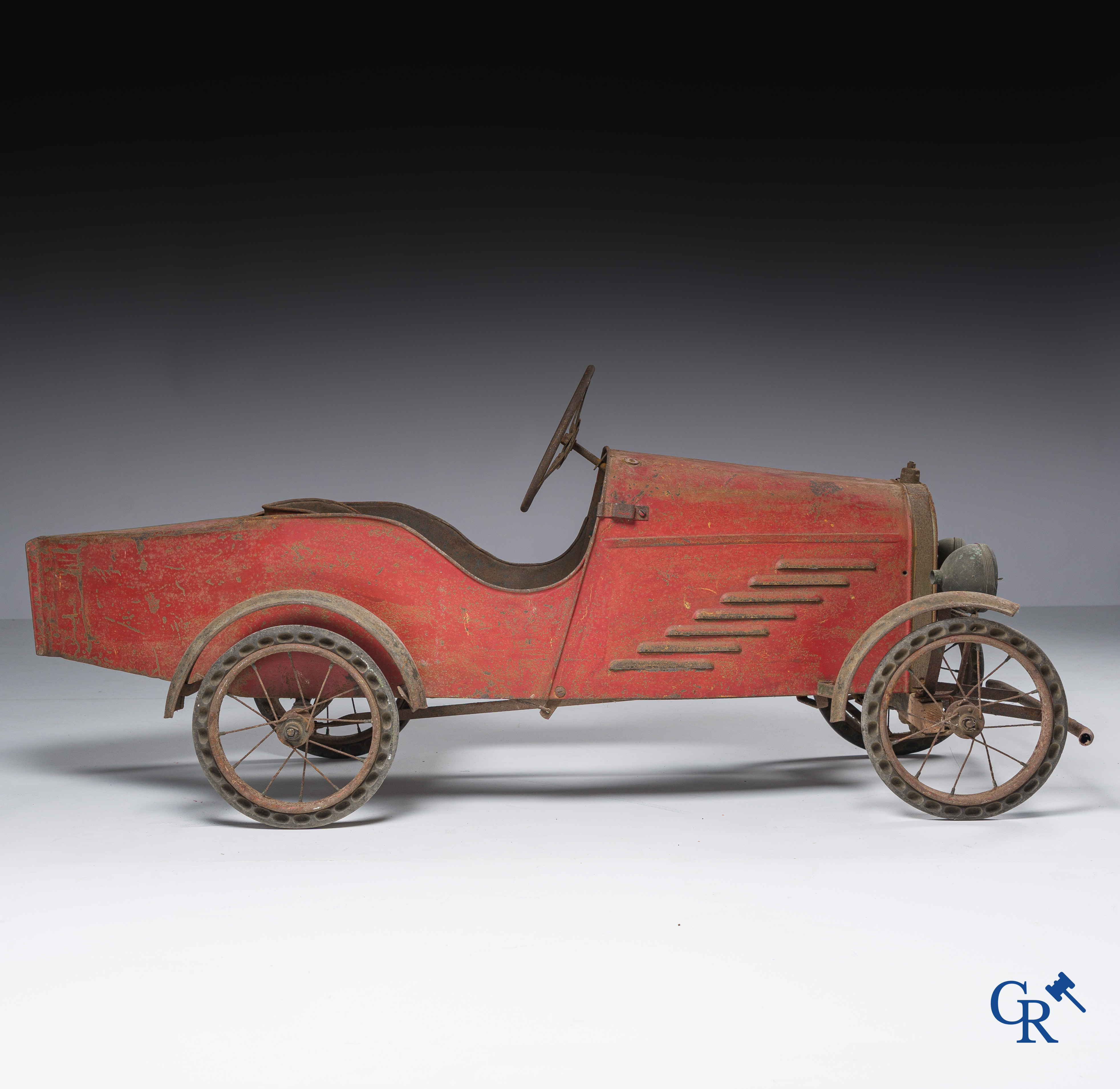 Zeldzame pedaalwagen in metaal en hout met spaakwielen en originele beschildering. Circa 1925.