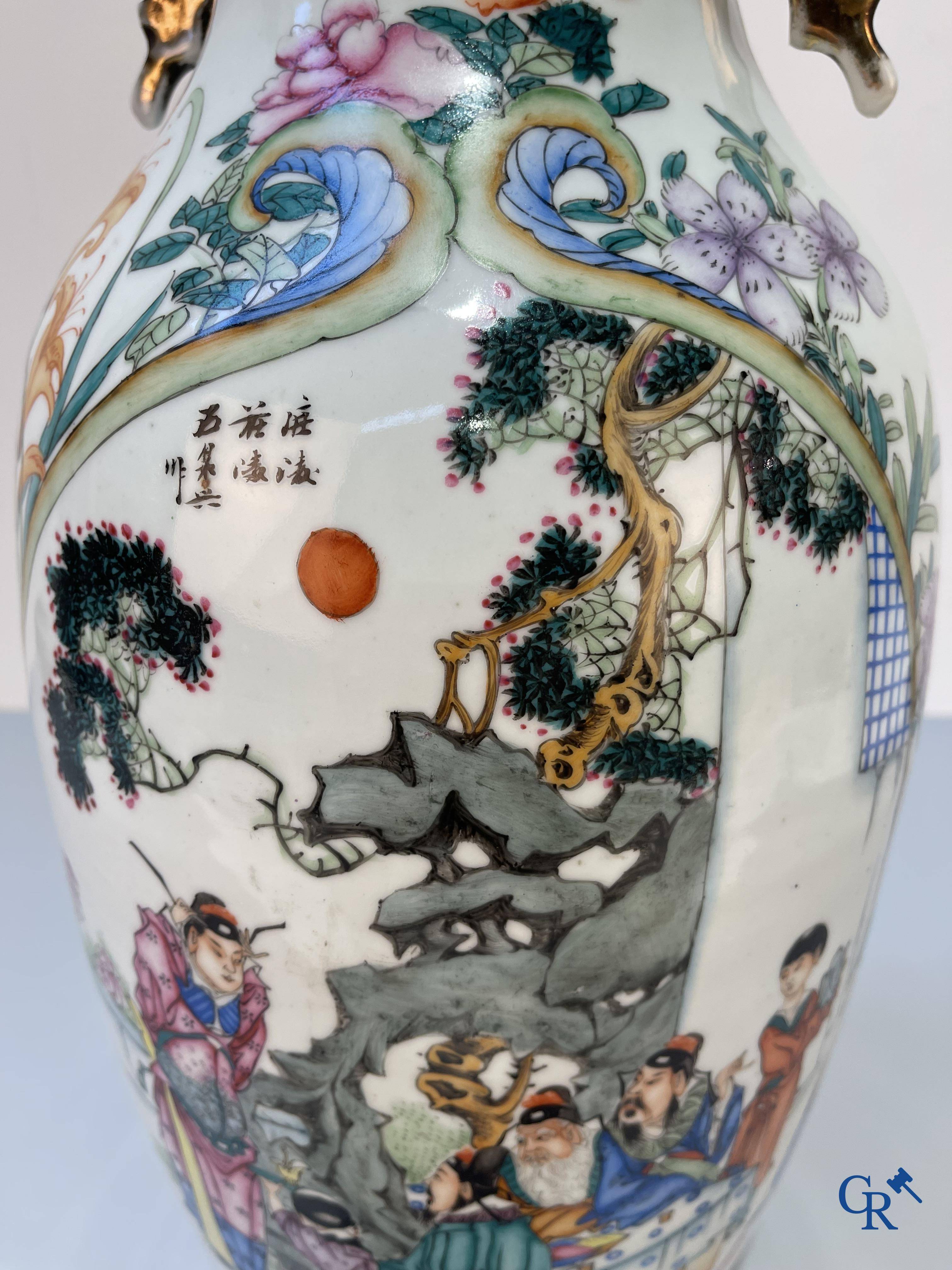 Art Asiatique, porcelaine chinoise, un vase chinois à double décor avec des sages. Période République.