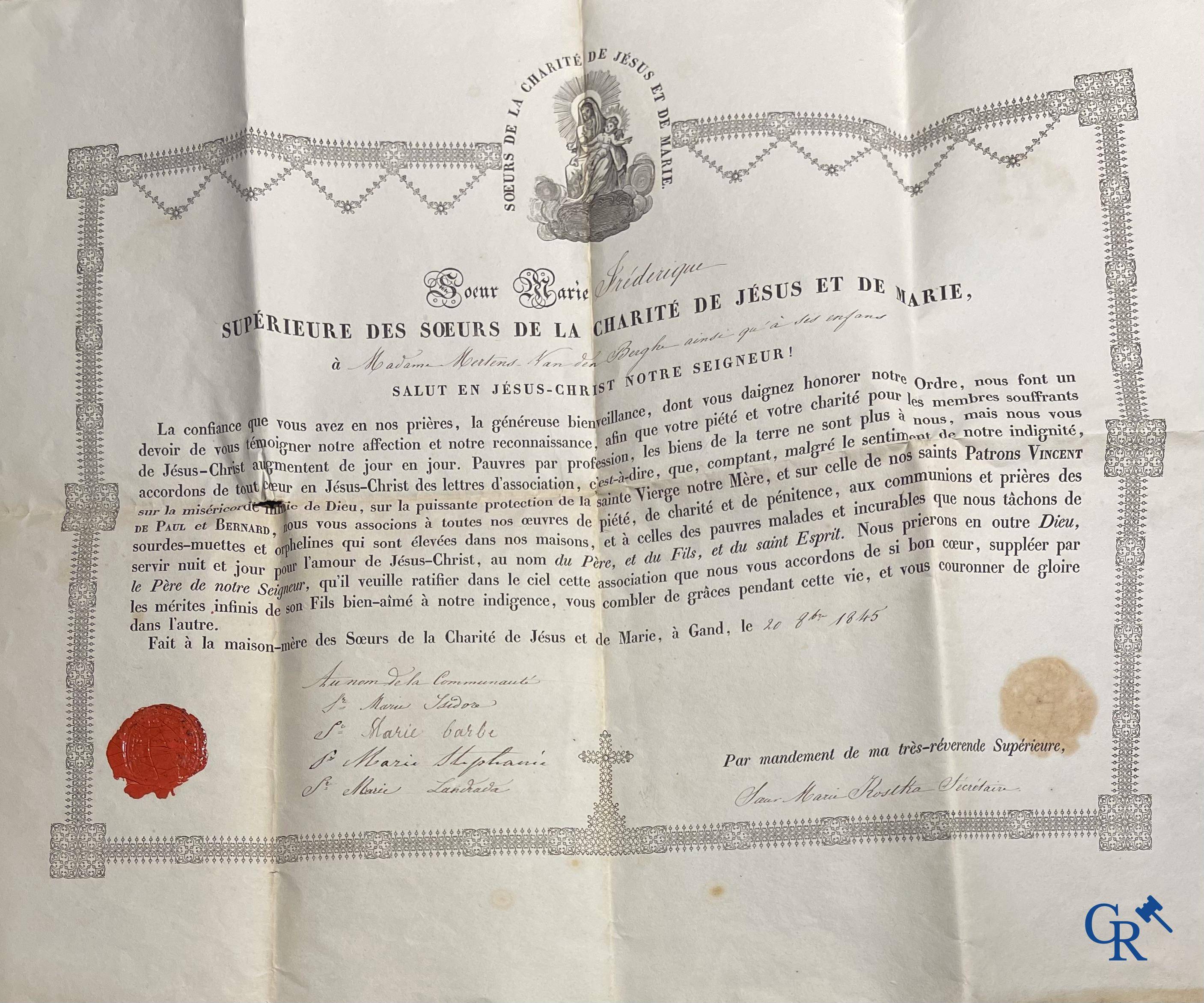 Objets religieux, un lot de 4 thecas scellés qui contiennent ensemble 23 reliques et plusieurs cedulas.