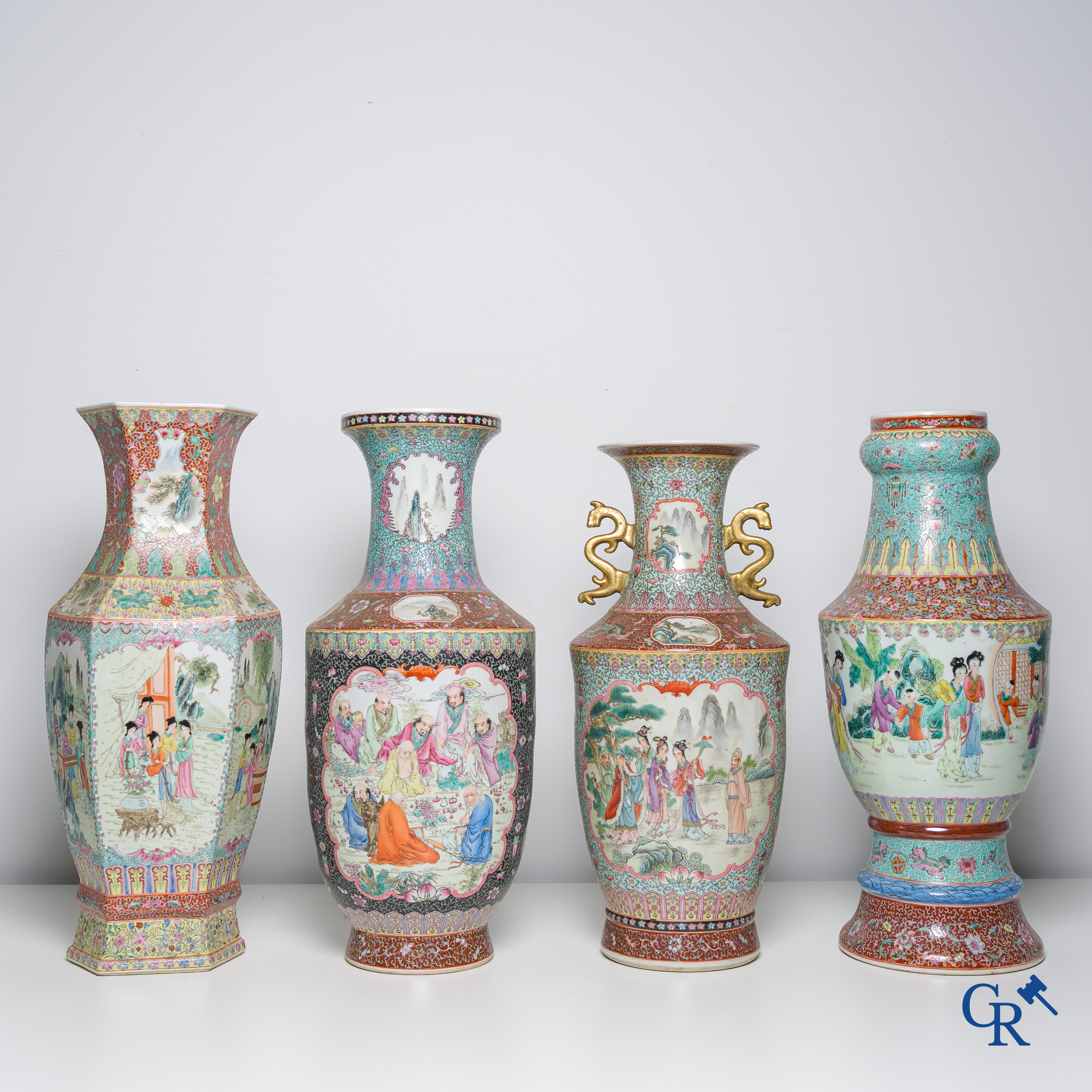 Aziatica, een kavel van 7 Chinese famille rose vazen, 20ste eeuw.