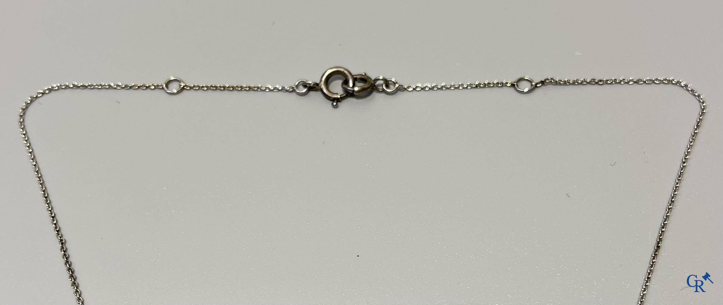 Jewellery, a necklace in white gold 750°/00 set with diamonds and a pearl. Around 1920.