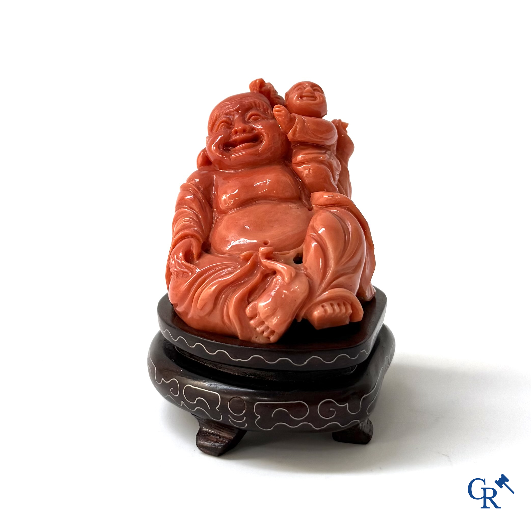 Aziatica, een Chinese Boeddha met kind in gesculpteerd bloedkoraal.