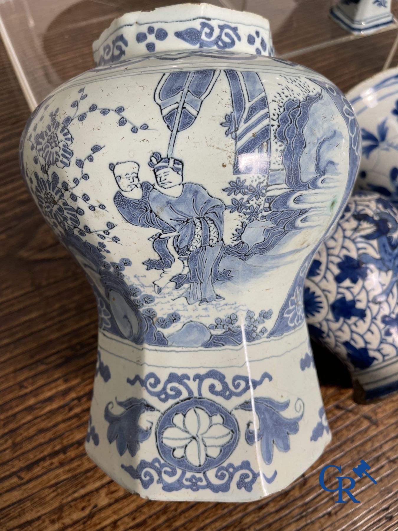 Delft : 11 pièces en faïence bleu et blanc aux décors différents. XVIIe - XVIIIe siècle.