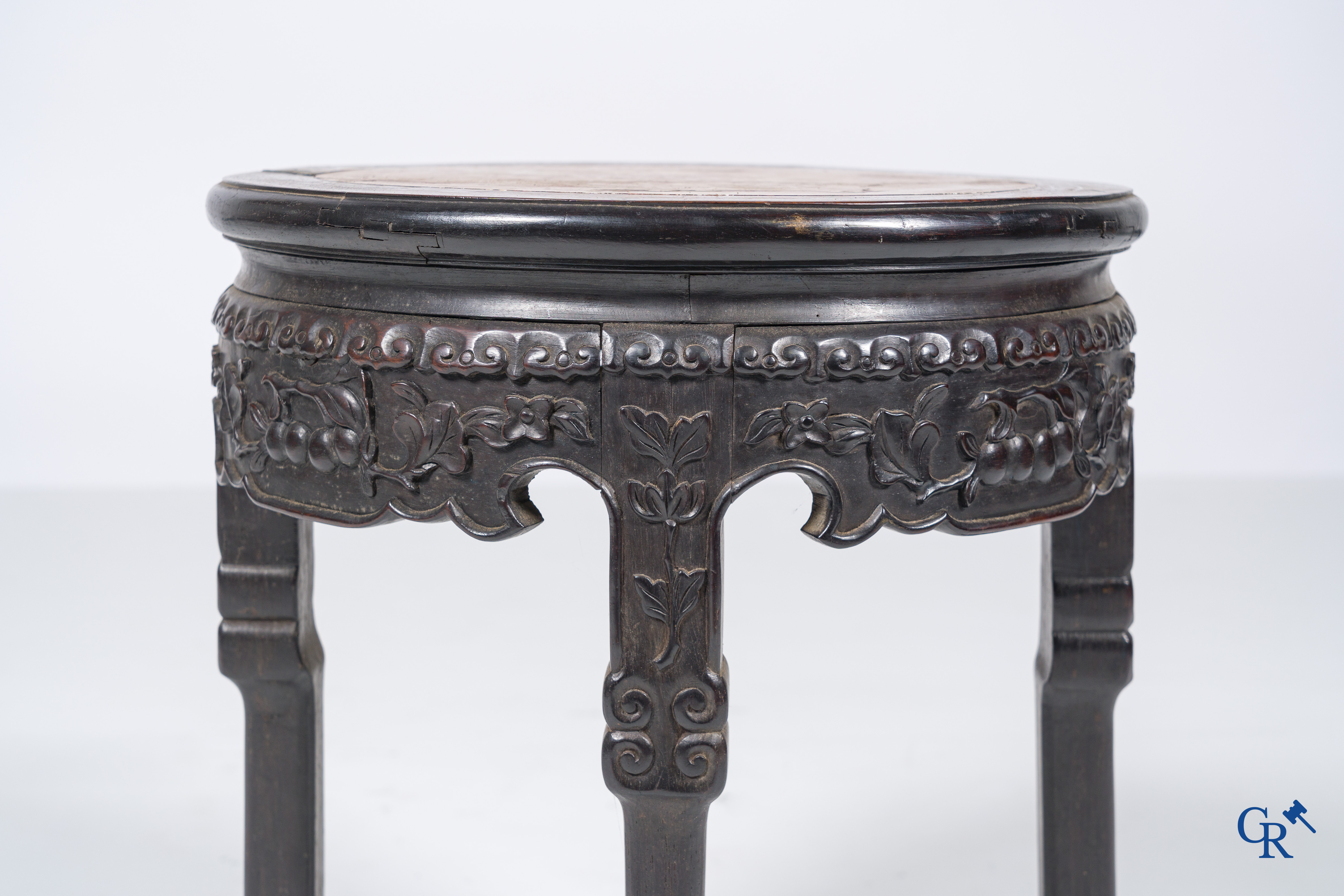 Aziatica, een imposante bronzen Chinese vaas op een sokkel in Chinees hardhout.