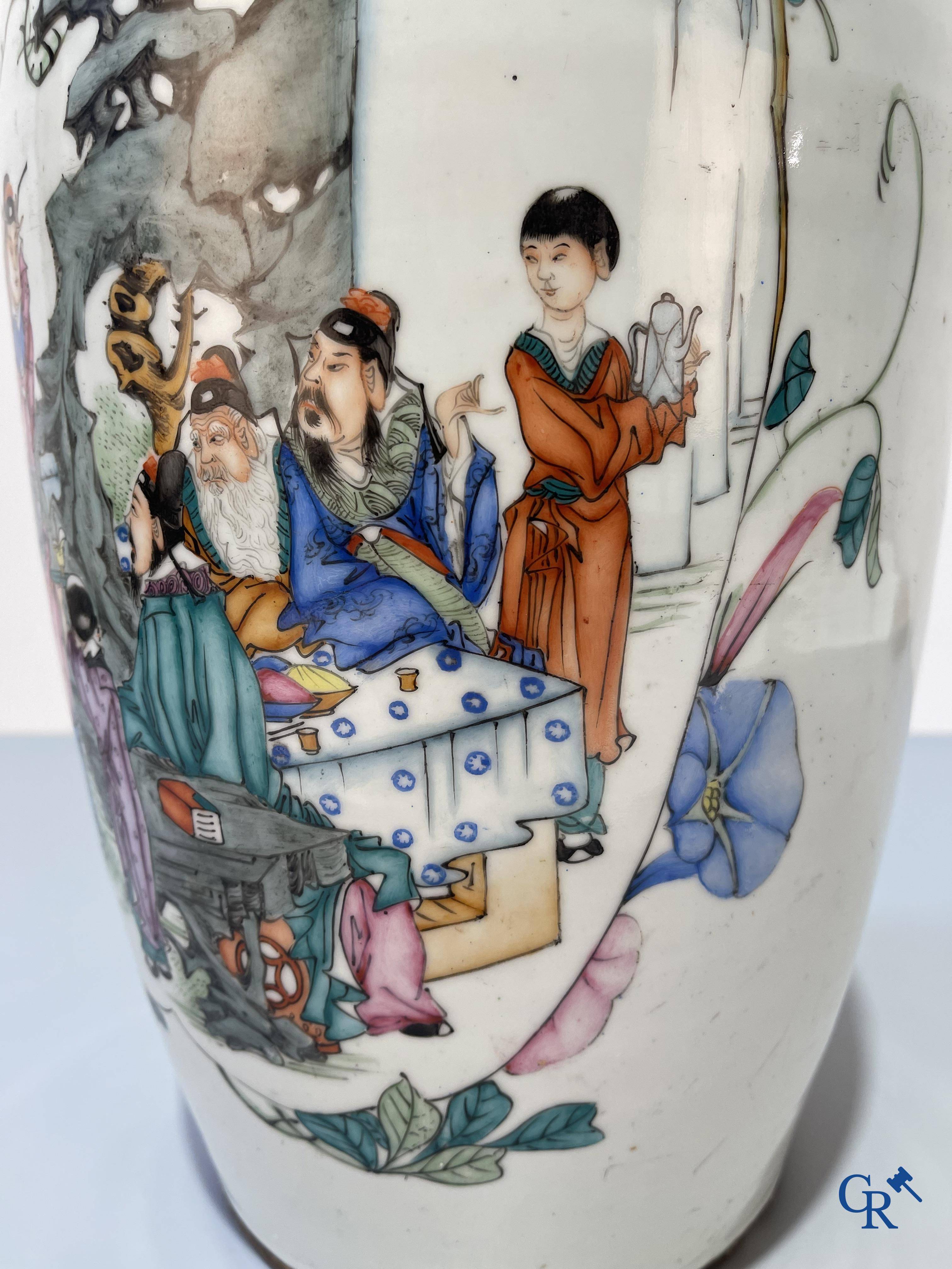 Art Asiatique, porcelaine chinoise, un vase chinois à double décor avec des sages. Période République.