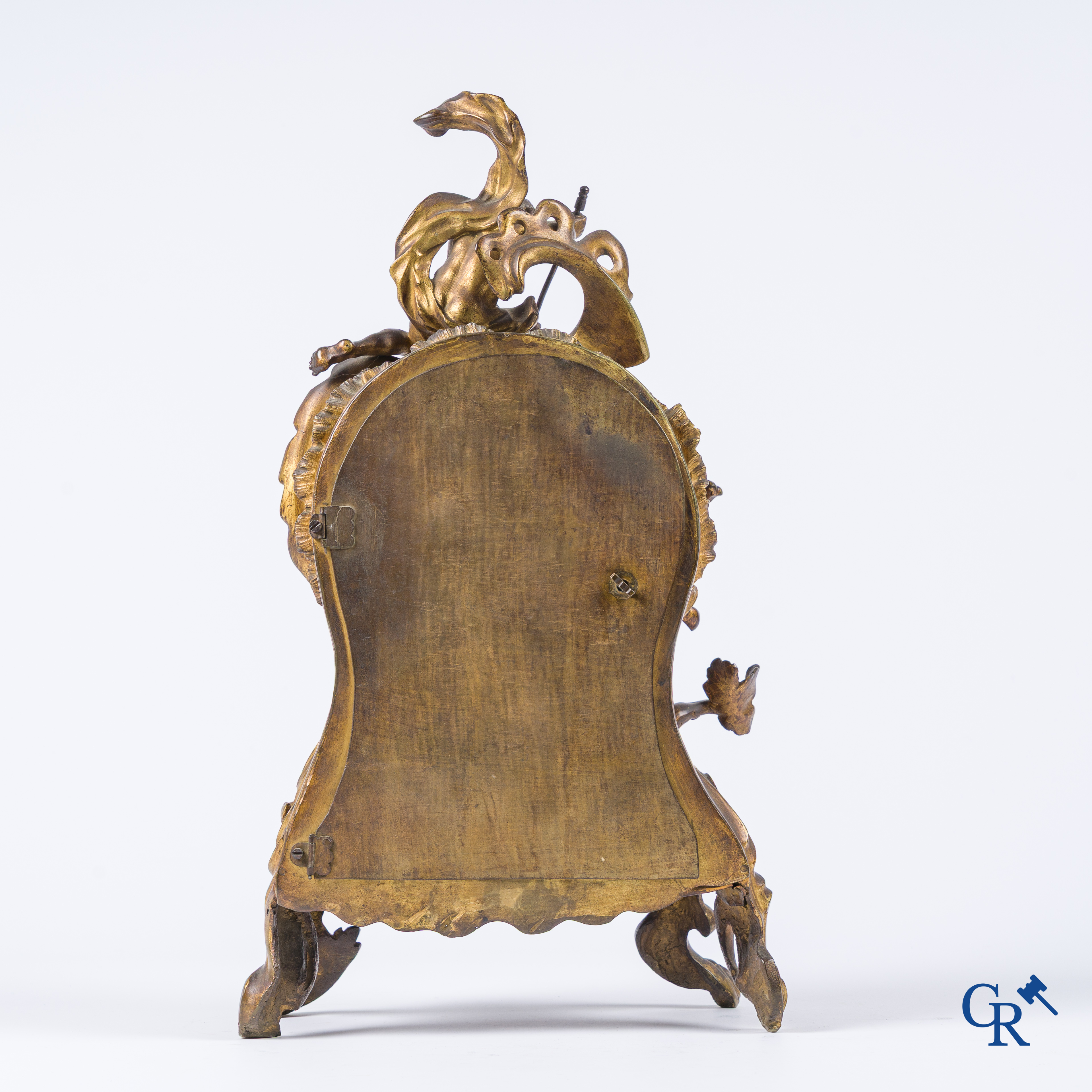 Epoque Louis XV. Pendule LXV en bronze doré orné de Neptune et des animaux marins dans le goût de Charles Cressent.