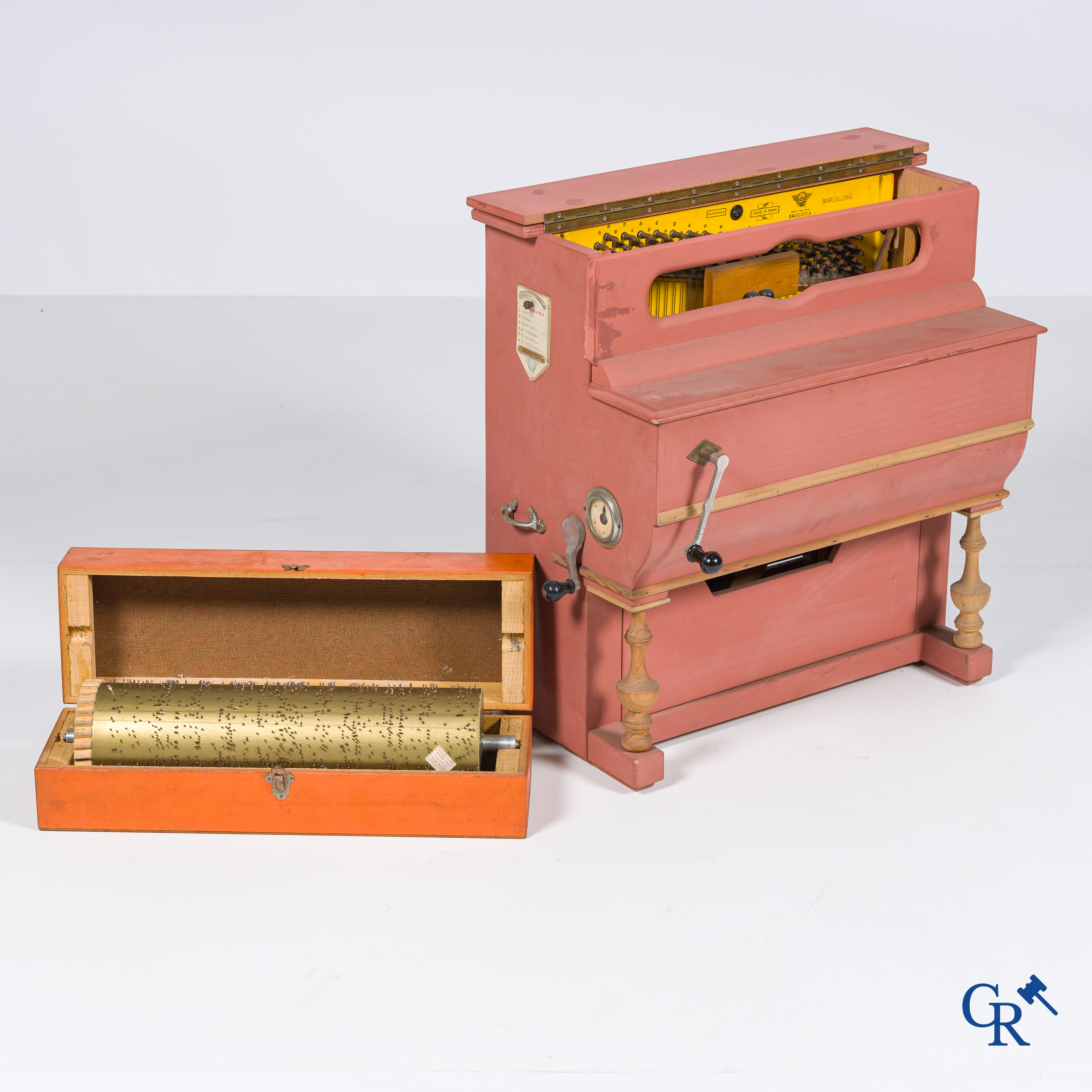 Muziekinstrumenten, een kleine draaiorgel, Spaanse makelij.