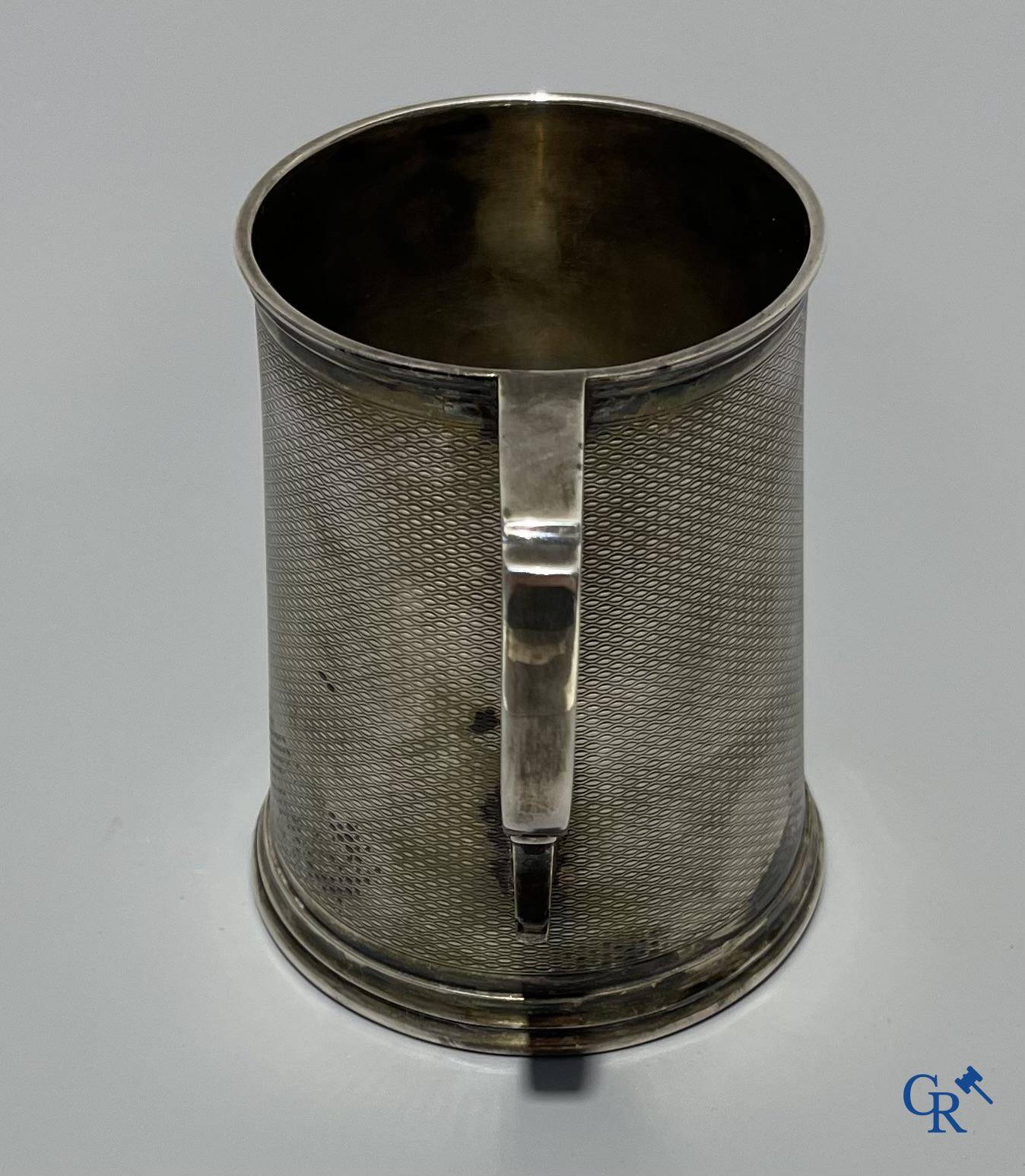 Une chope en argent avec fond en verre. XVIIIème-XIXème siècle. Aucune poinçon visible.