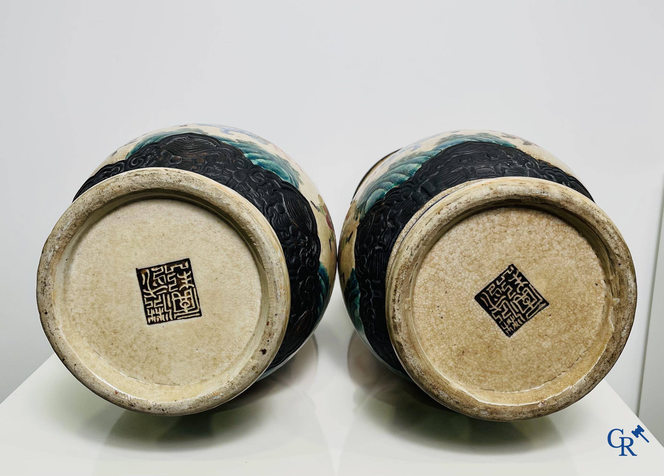 Art Asiatique : Une paire de vases Nanking Chinois décor famille rose.