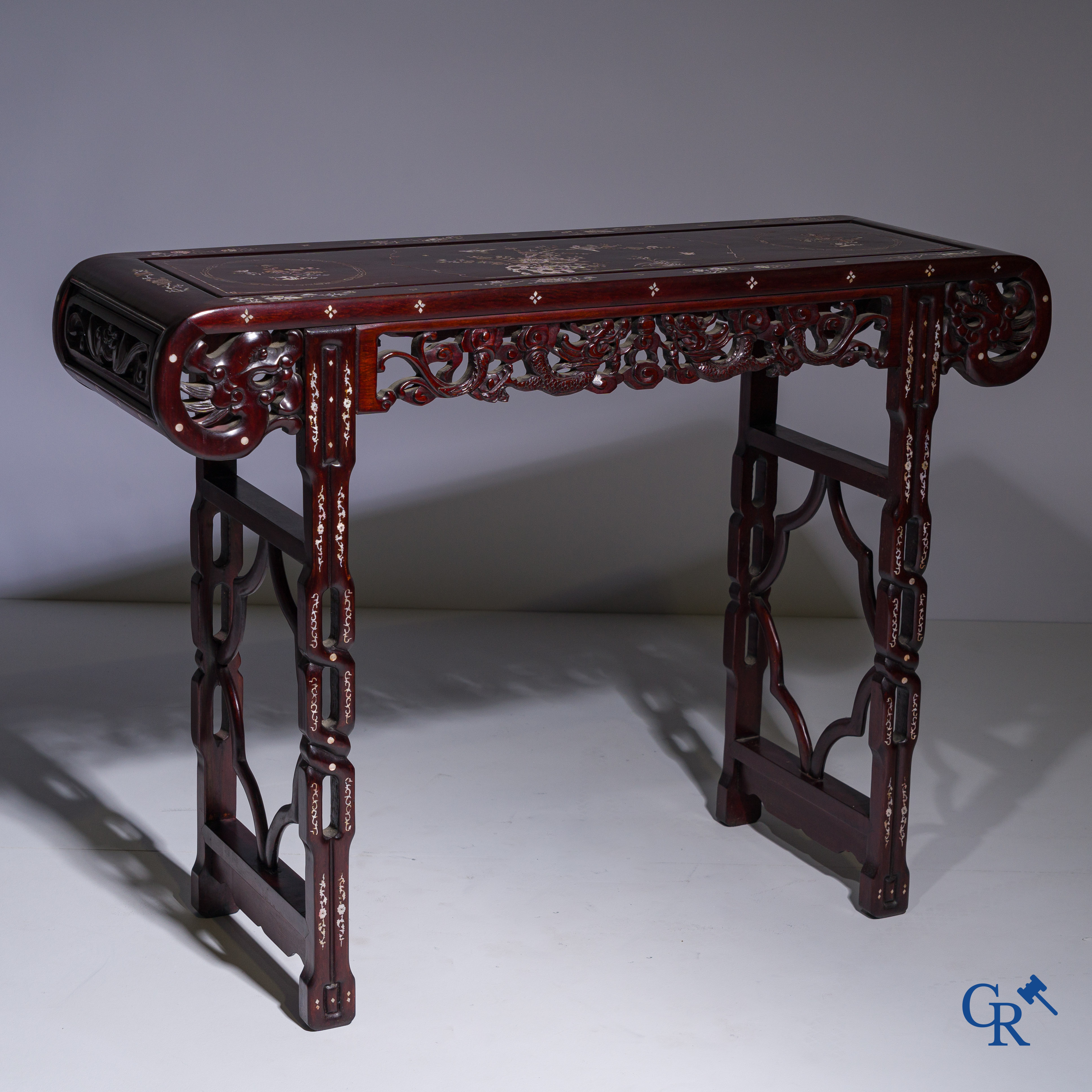 Aziatica, een houten console met parelmoer inlegwerk. 20ste eeuw.