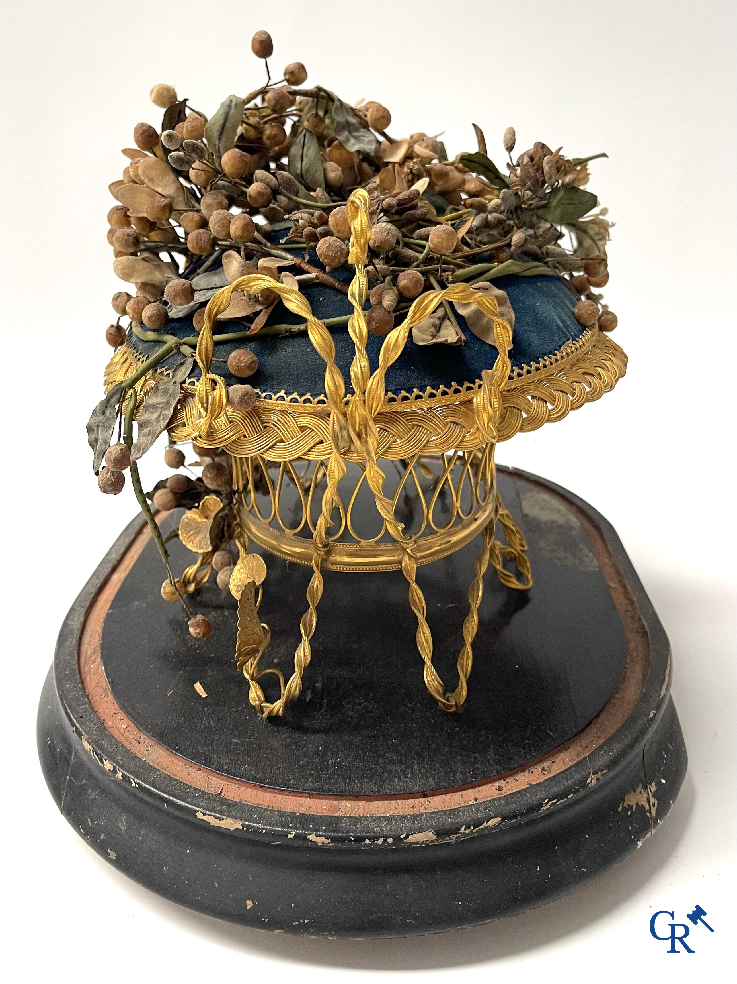 2 glass domes with a bridal bouquet on a cushion with a foot in gilded metal and a foot in Paris porcelain.