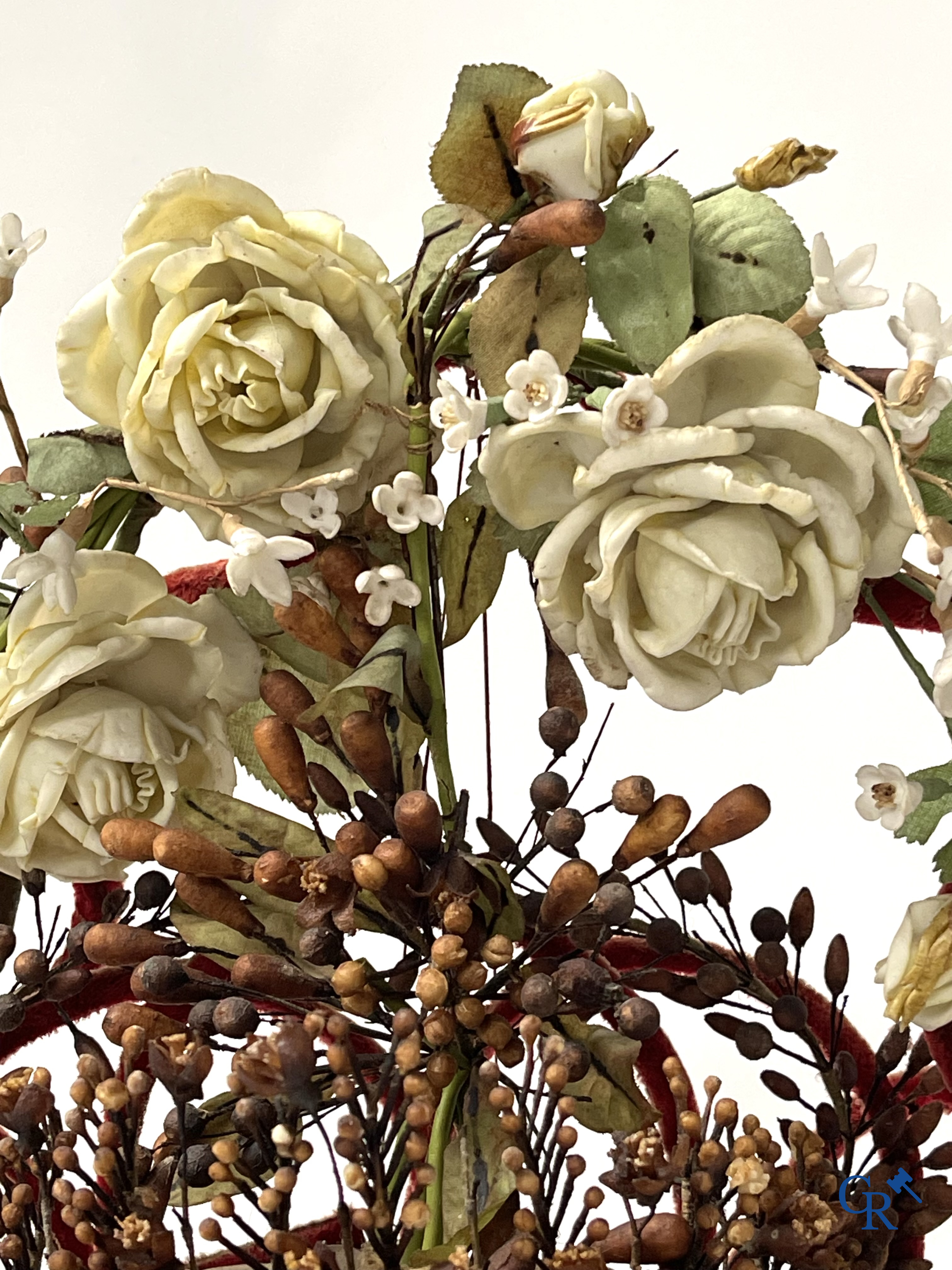 2 exceptional globes in glass with a wedding bouquet in basket shape, decorated with flowers in fine porcelain. Circa 1900.