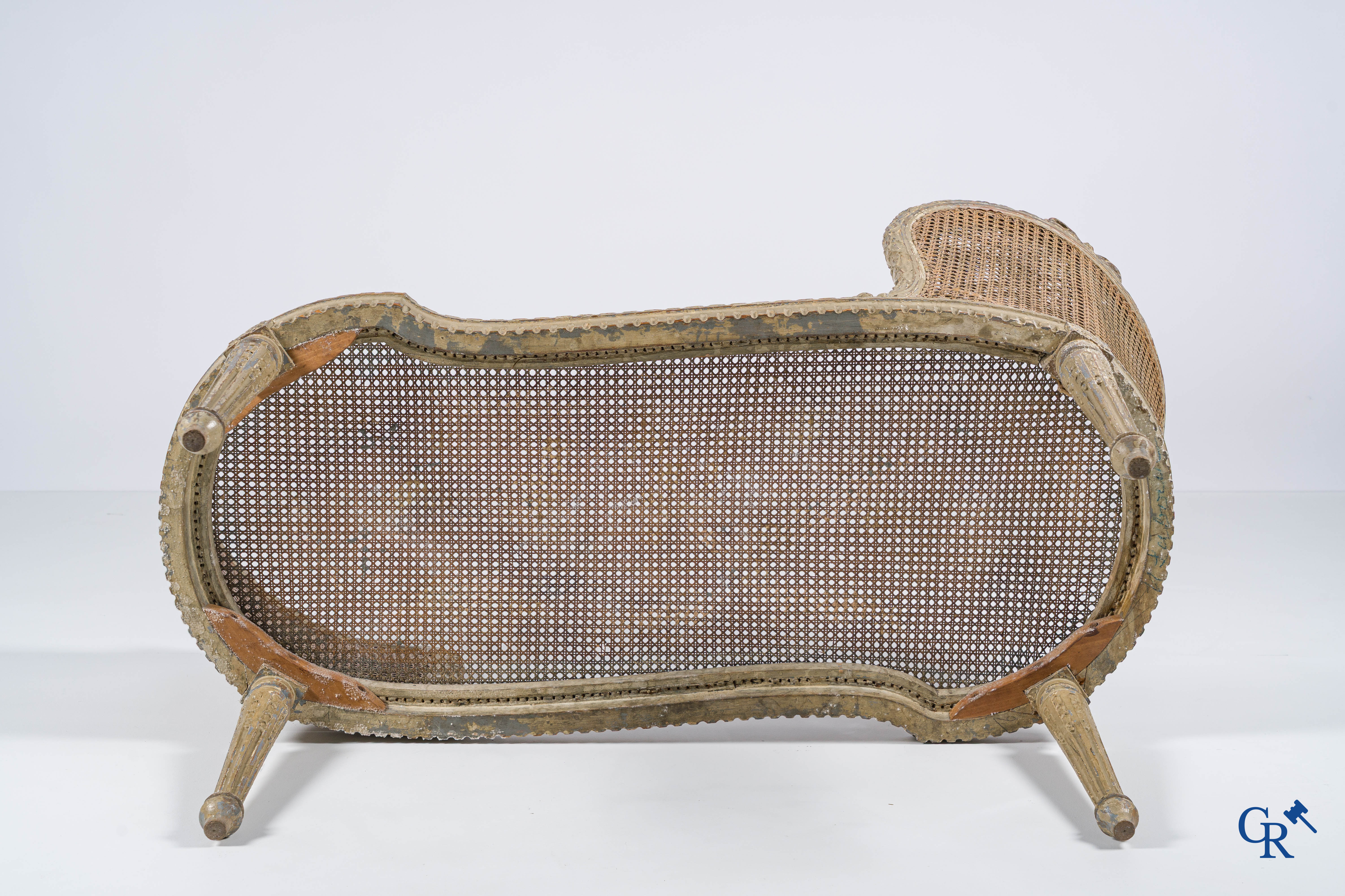 Louis XVI period. A gray patinated and wood sculpted LXVI banquet with cannage. Late 18th century.