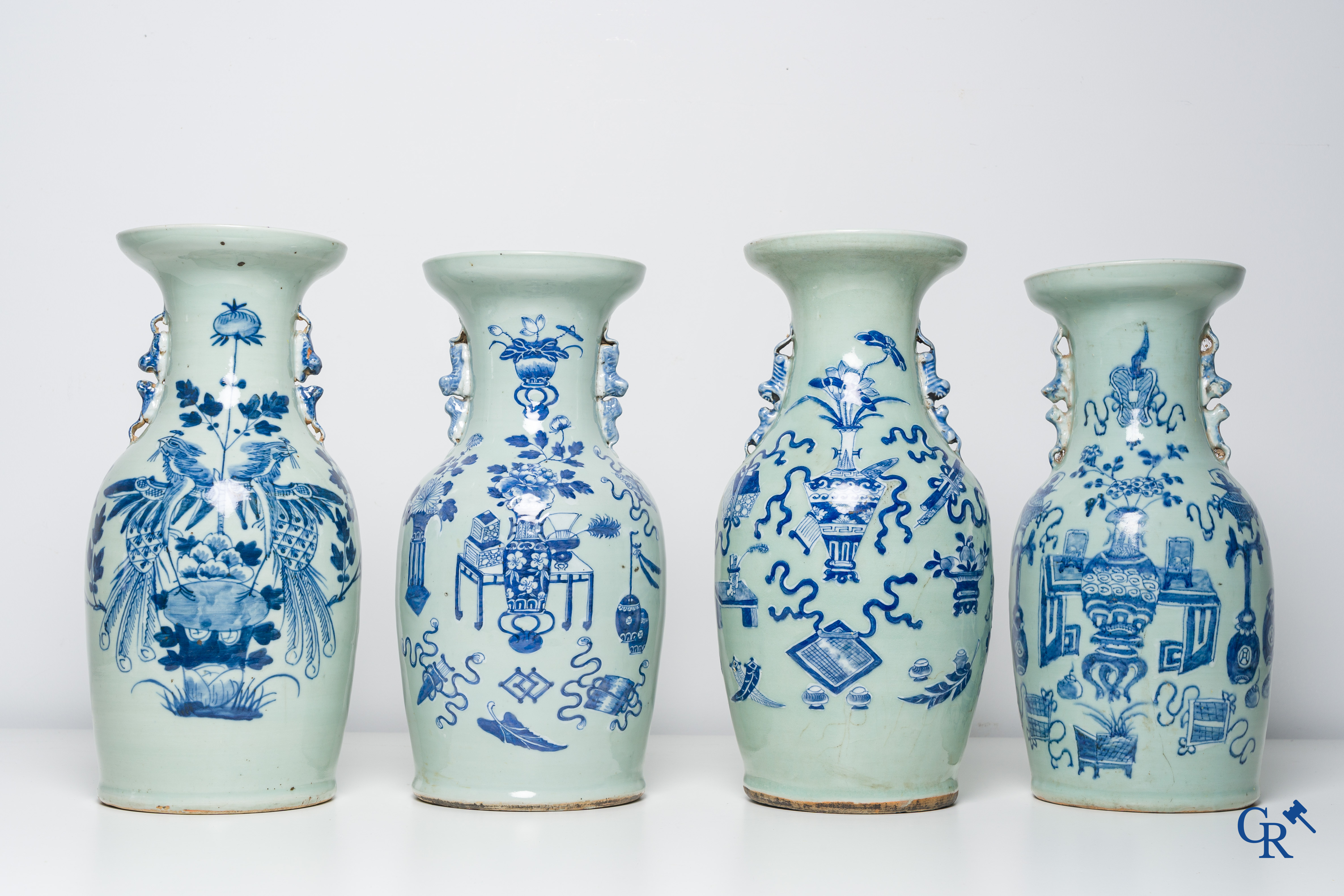 Aziatica, een kavel van 8 Chinese blauw-witte celadon vazen. 19e eeuw.