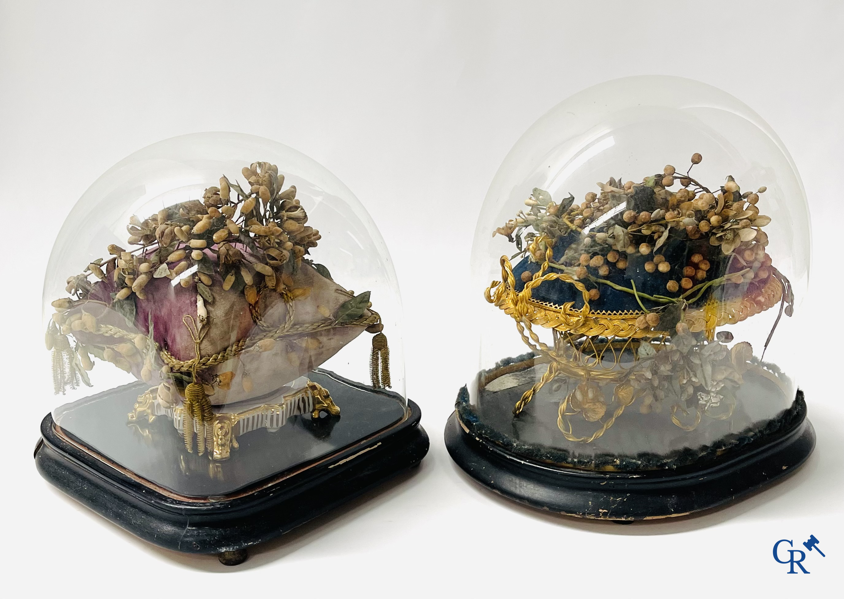 2 glass domes with a bridal bouquet on a cushion with a foot in gilded metal and a foot in Paris porcelain.