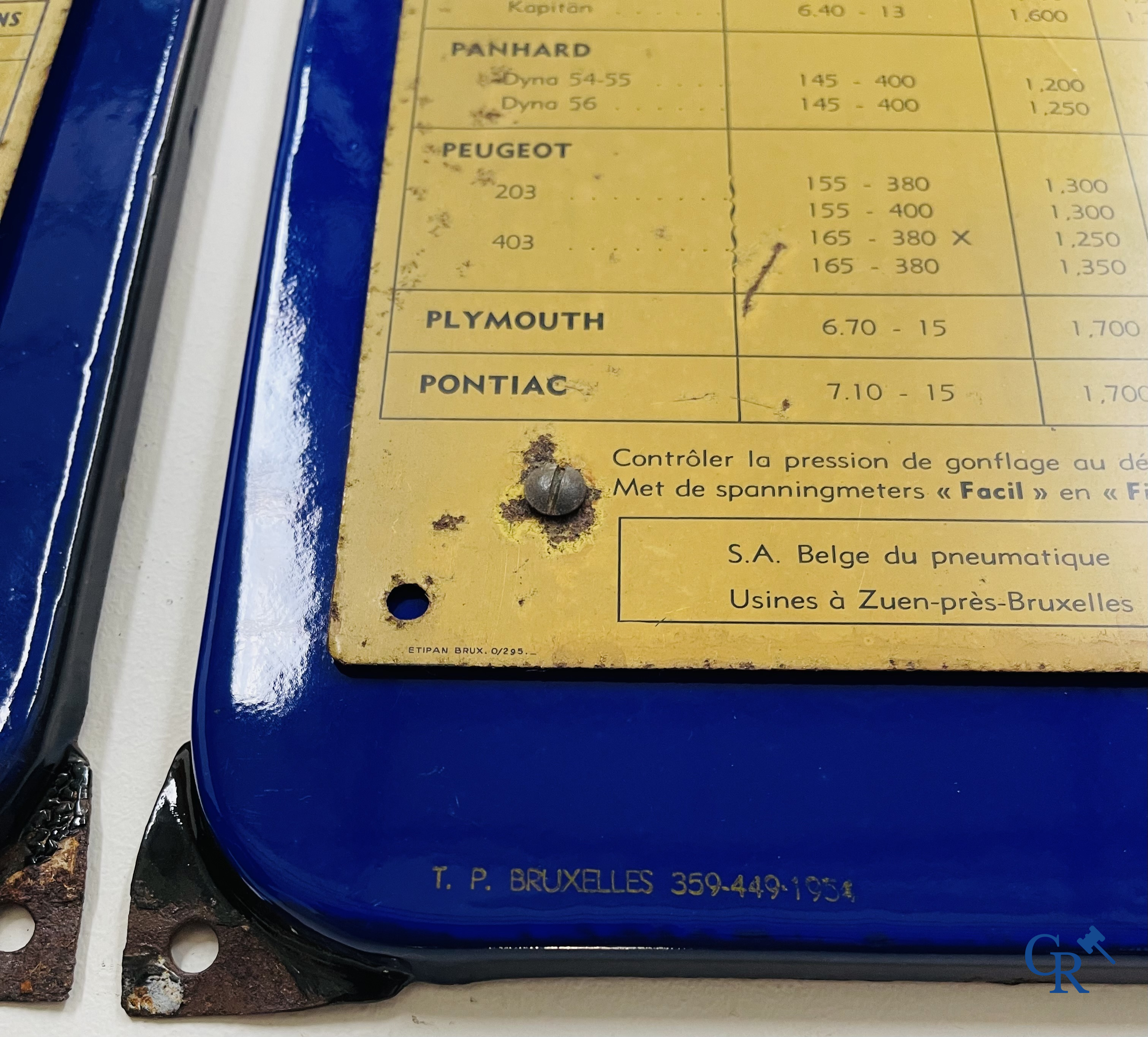 Michelin, een paar emaille borden met bandendruk paneel in blik voor auto en vrachtwagen. Emaillerie Belge 1954.