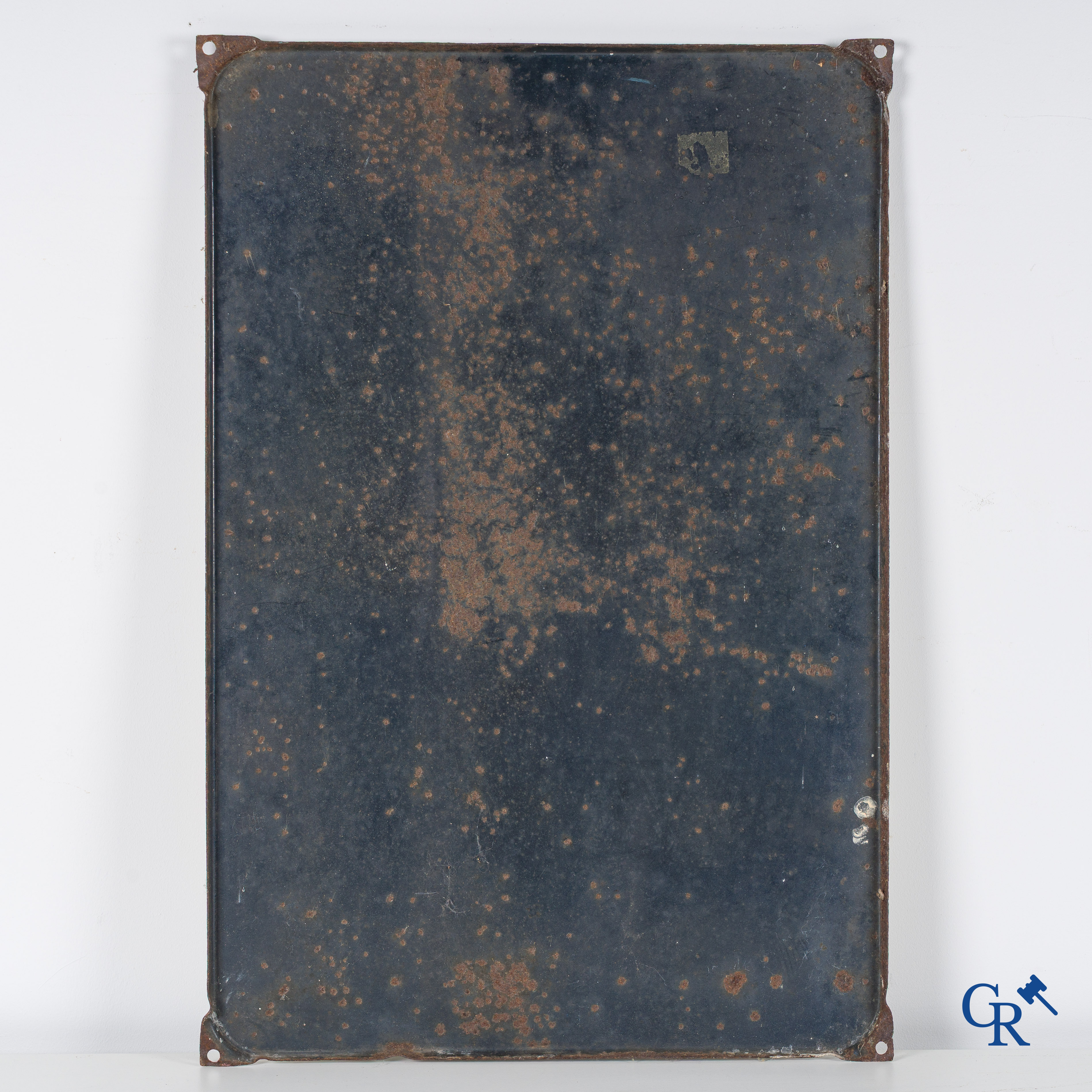 Tabacs Vander Elst. Emaille reclamebord voor de tabaksfabriek Tabacofina-Vander Elst of "Den Belga" 1952.