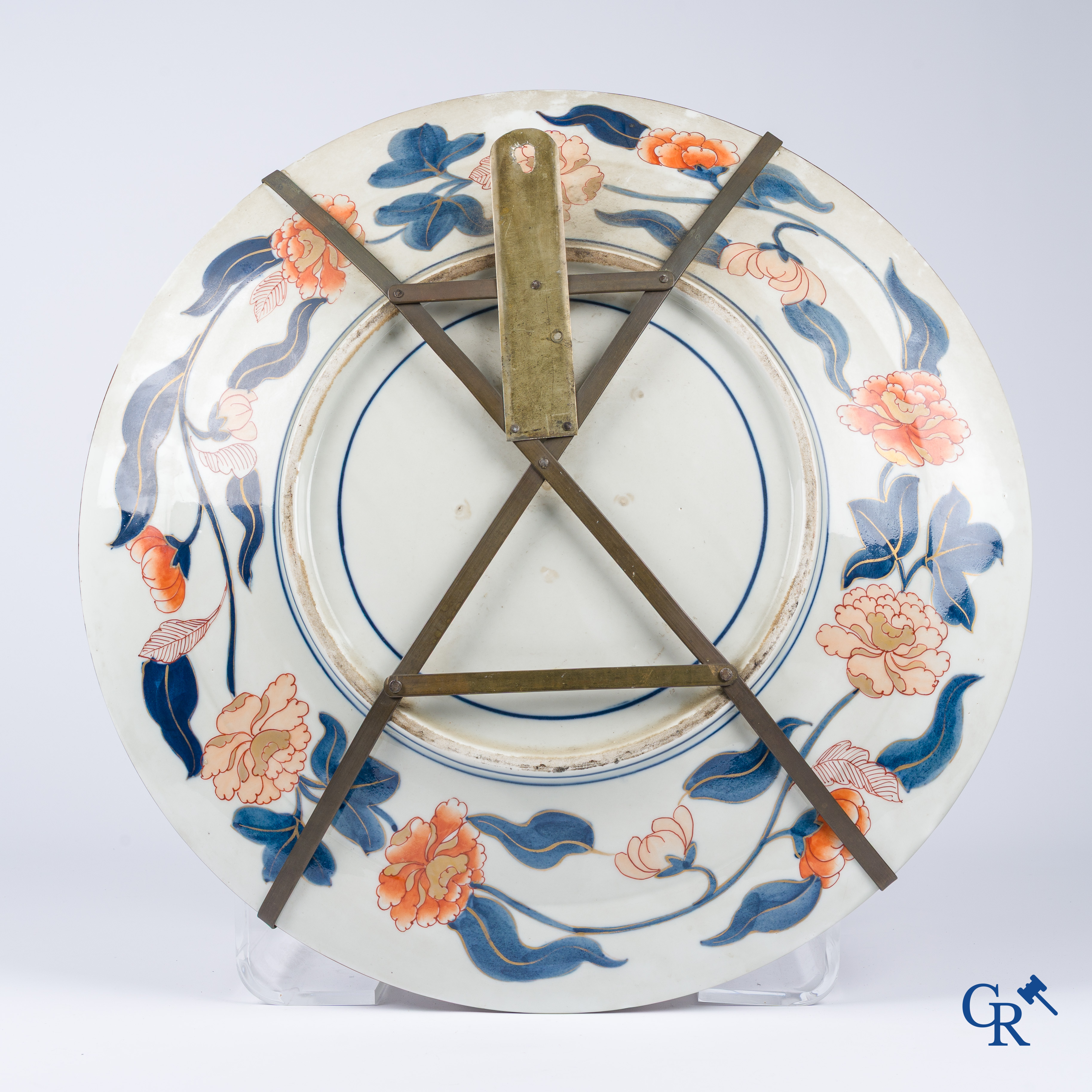 Asian Art, an imposing Japanese porcelain Imari dish. 19th century.