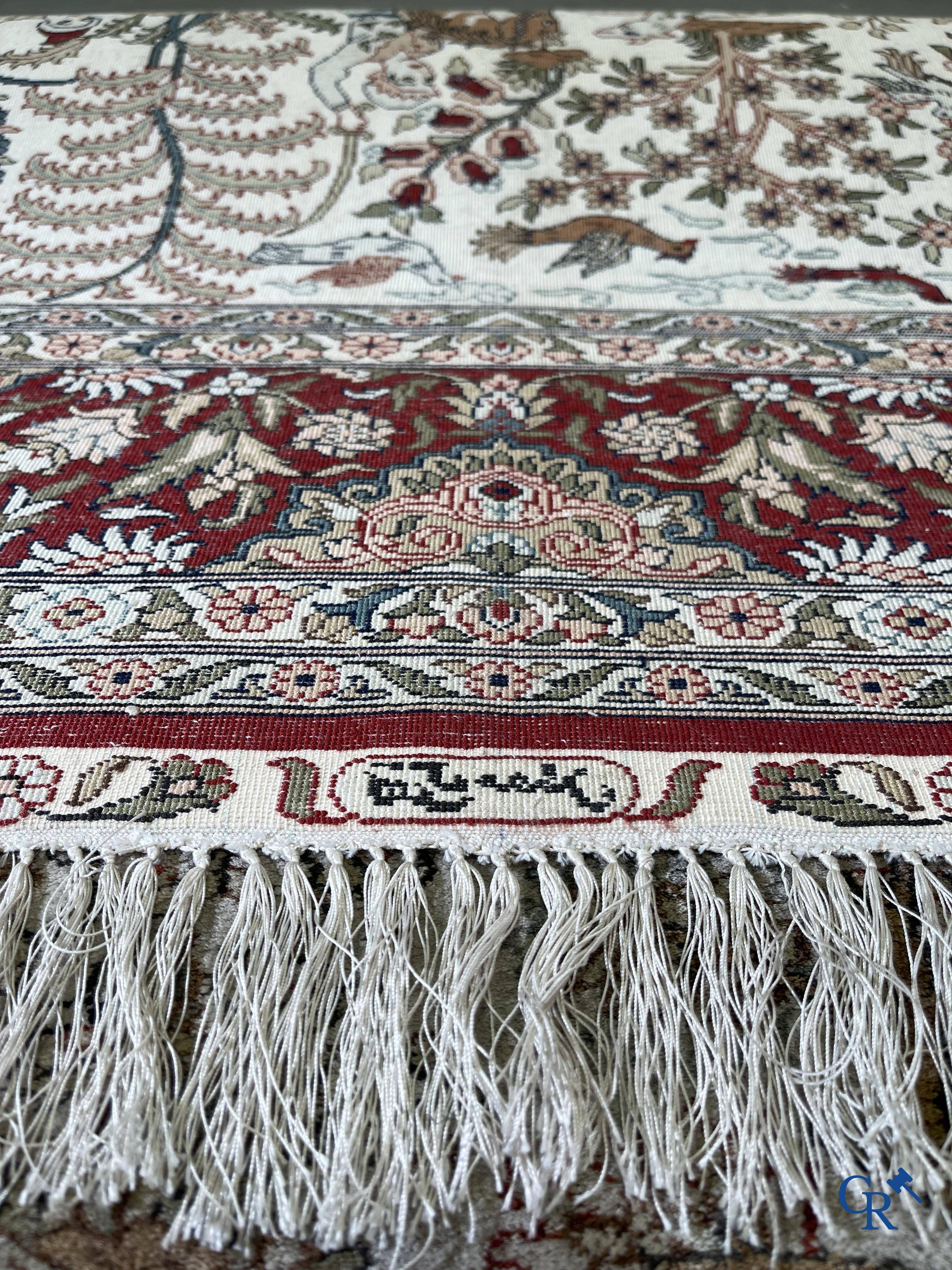 Oosterse tapijten, een handgeknoopt zijden tapijt met een jachtscène.