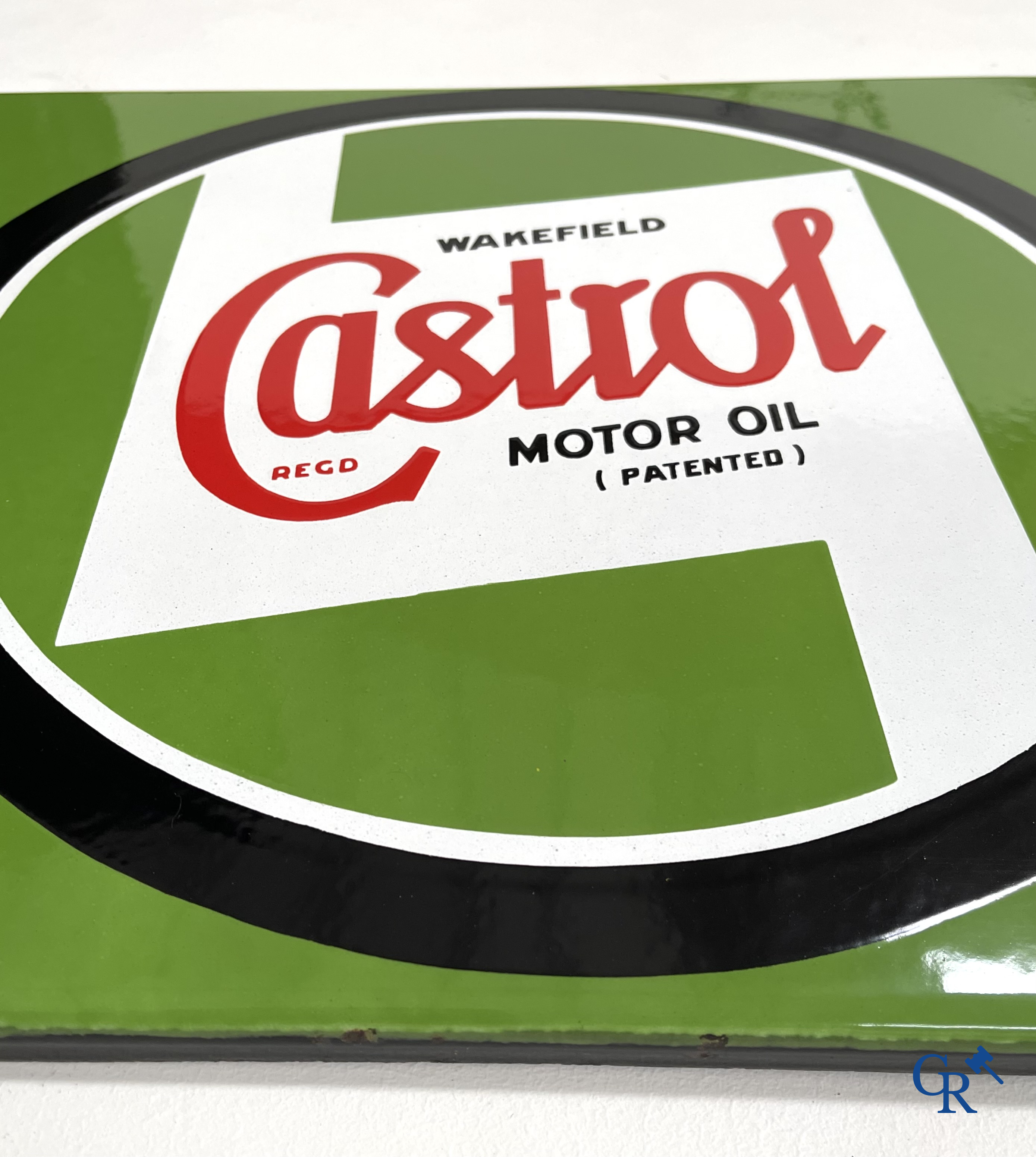 Castrol Motor Oil, plaque émaillée publicitaire pour huile moteur Castrol. Version rare avec 2 logos cerclés noirs. 1948.