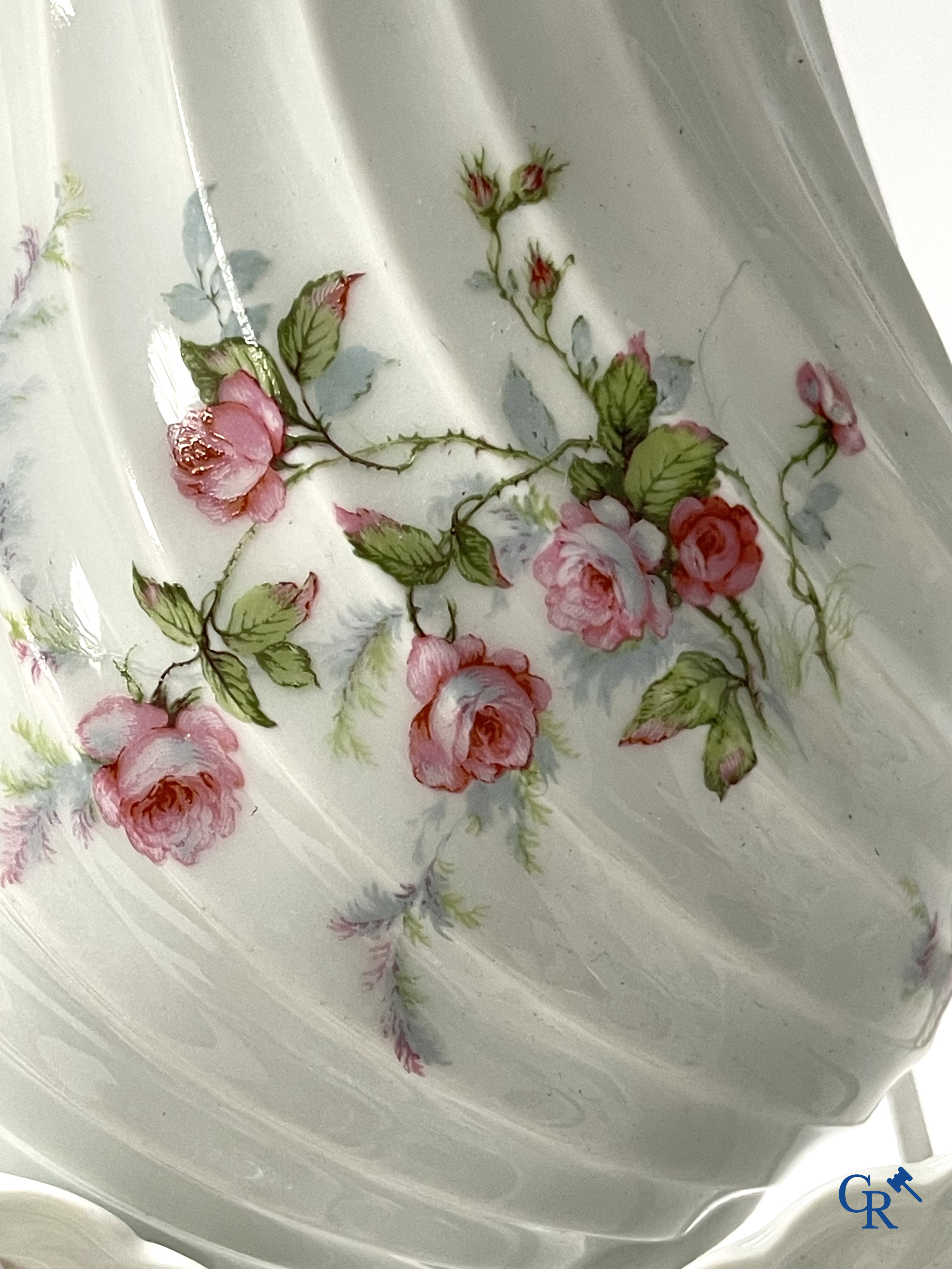 Haviland Limoges. An extensive hand-painted coffee tableware in French porcelain. Circa 1900.