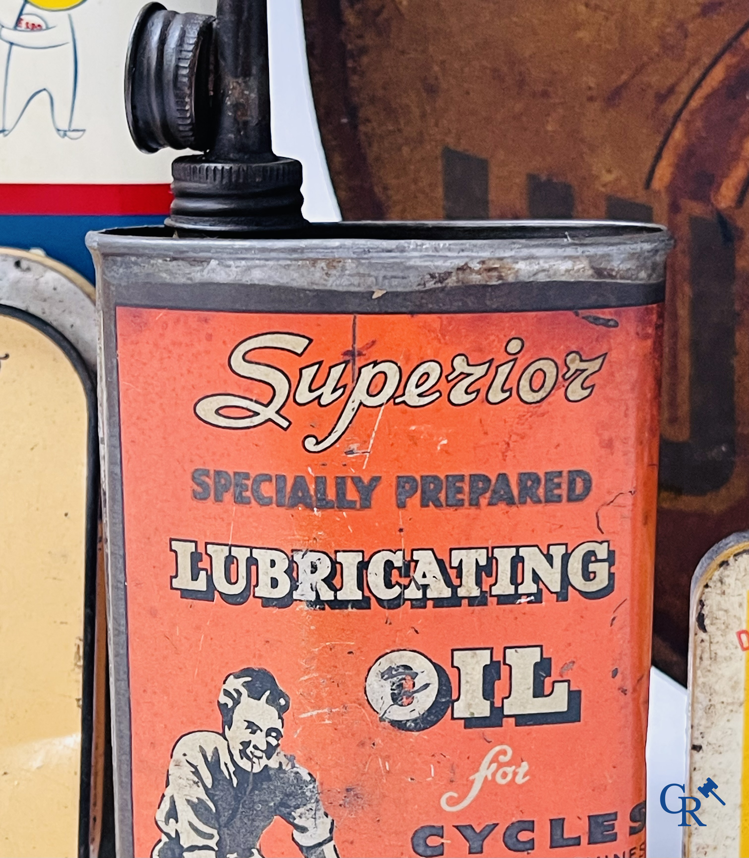 Lot olieblikken en publiciteit voor fietsen en motorfietsen. Norta, Hutchinson, Esso, Renold, etc.<br />
