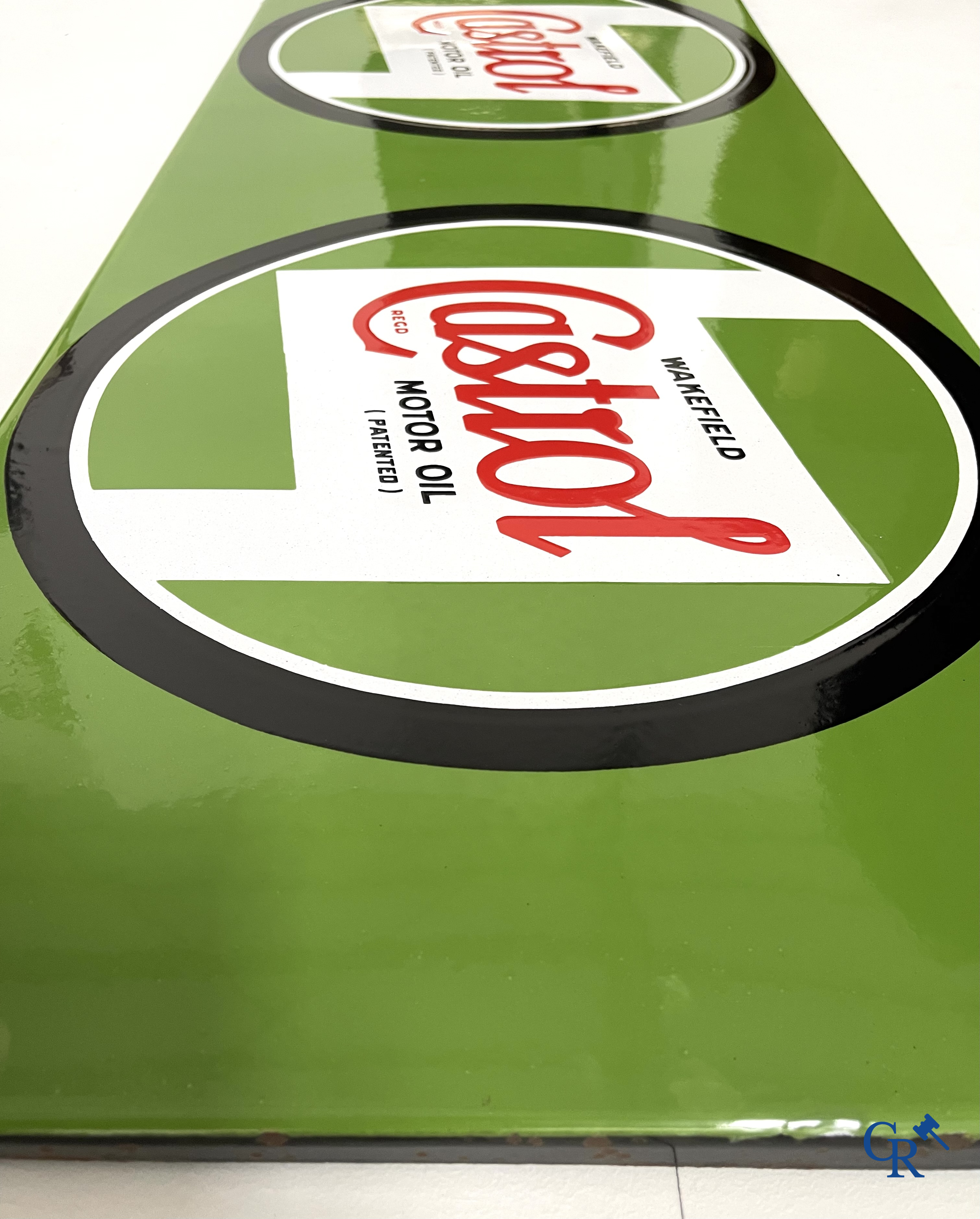Castrol Motor Oil, plaque émaillée publicitaire pour huile moteur Castrol. Version rare avec 2 logos cerclés noirs. 1948.