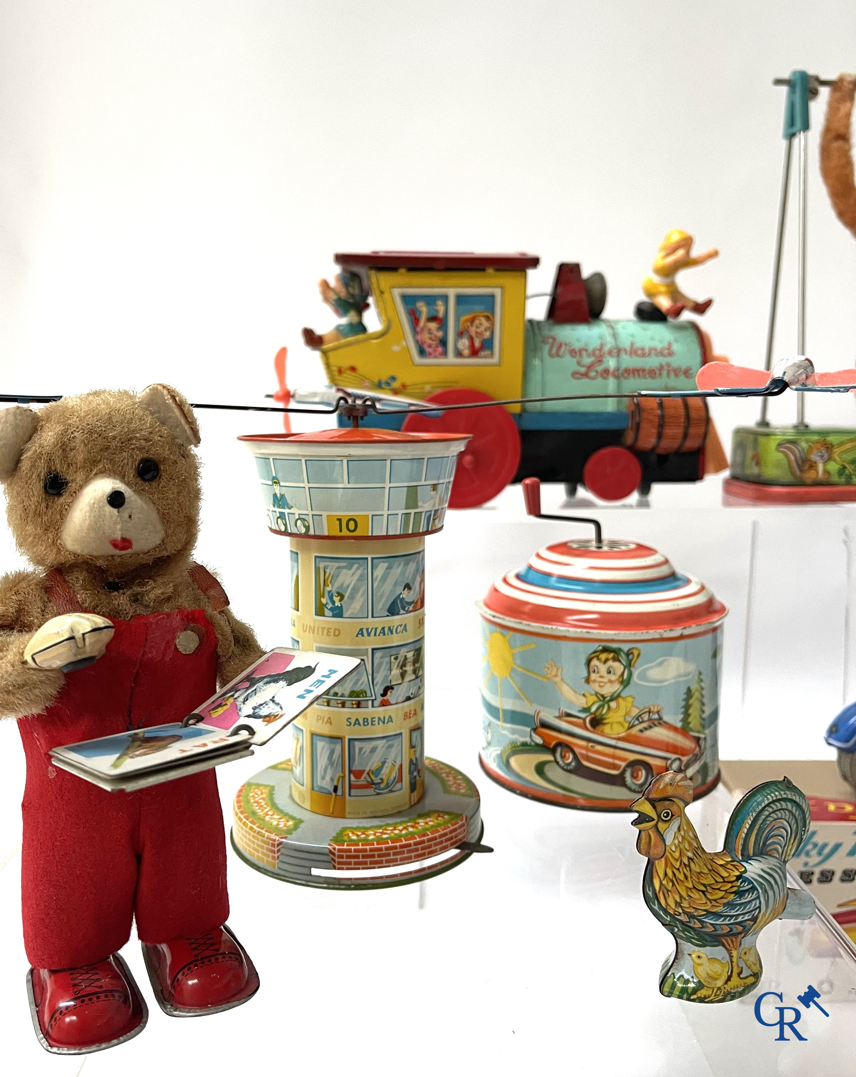 Oud speelgoed, een groot lot mechanisch blikken speelgoed, hoofdzakelijk Western Germany en Japanse makelij.