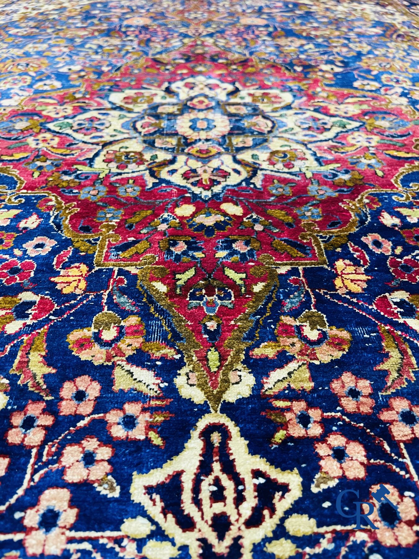 Tapis: Ancien tapis en soie, décor floral.