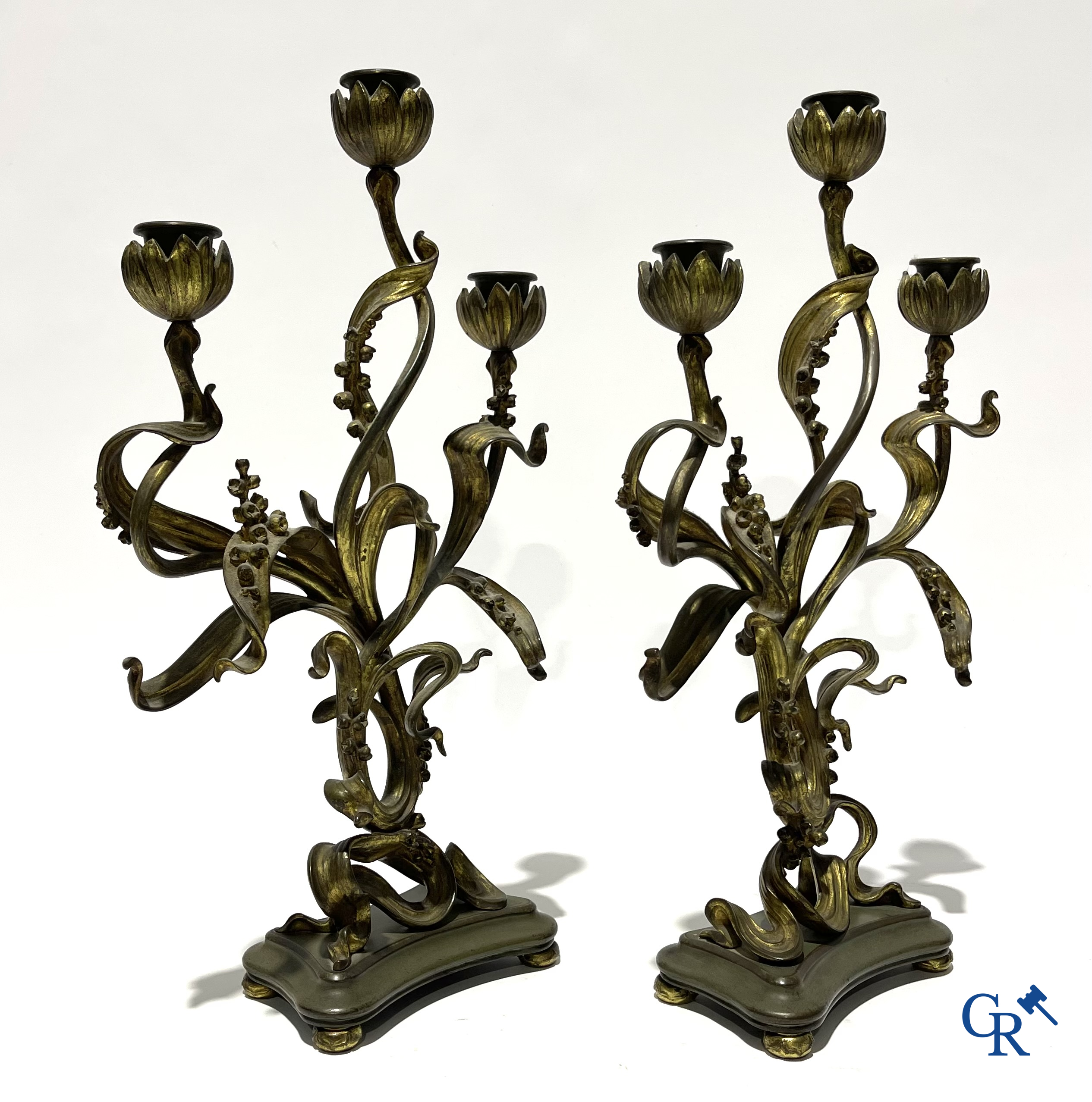 Art Nouveau, een 3-delige bronzen schouwgarnituur in Jugendstil. Circa 1900.