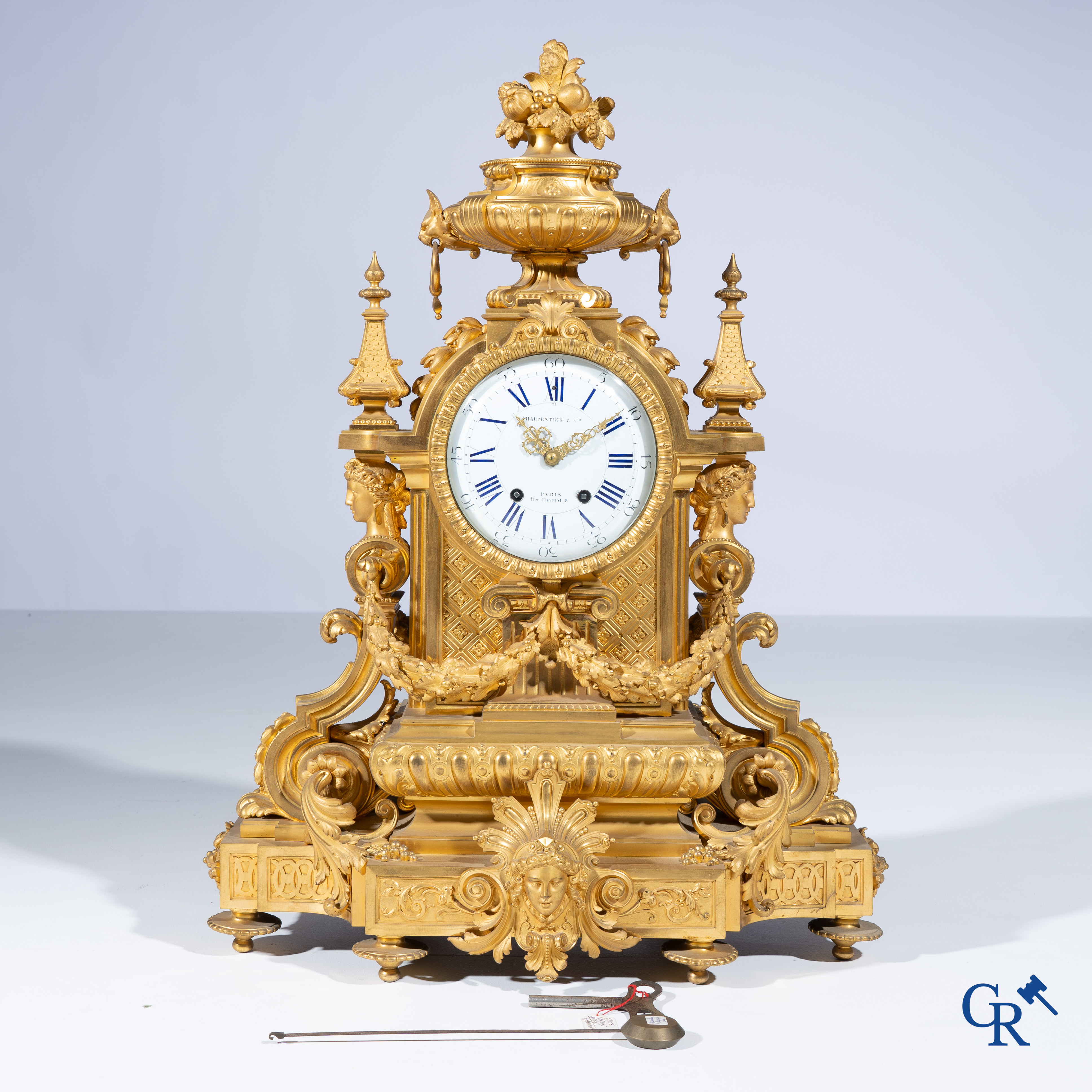 Charpentier & Cie, een imposante 3-delige schouwgarnituur in LXVI-stijl. Napoleon III-periode.