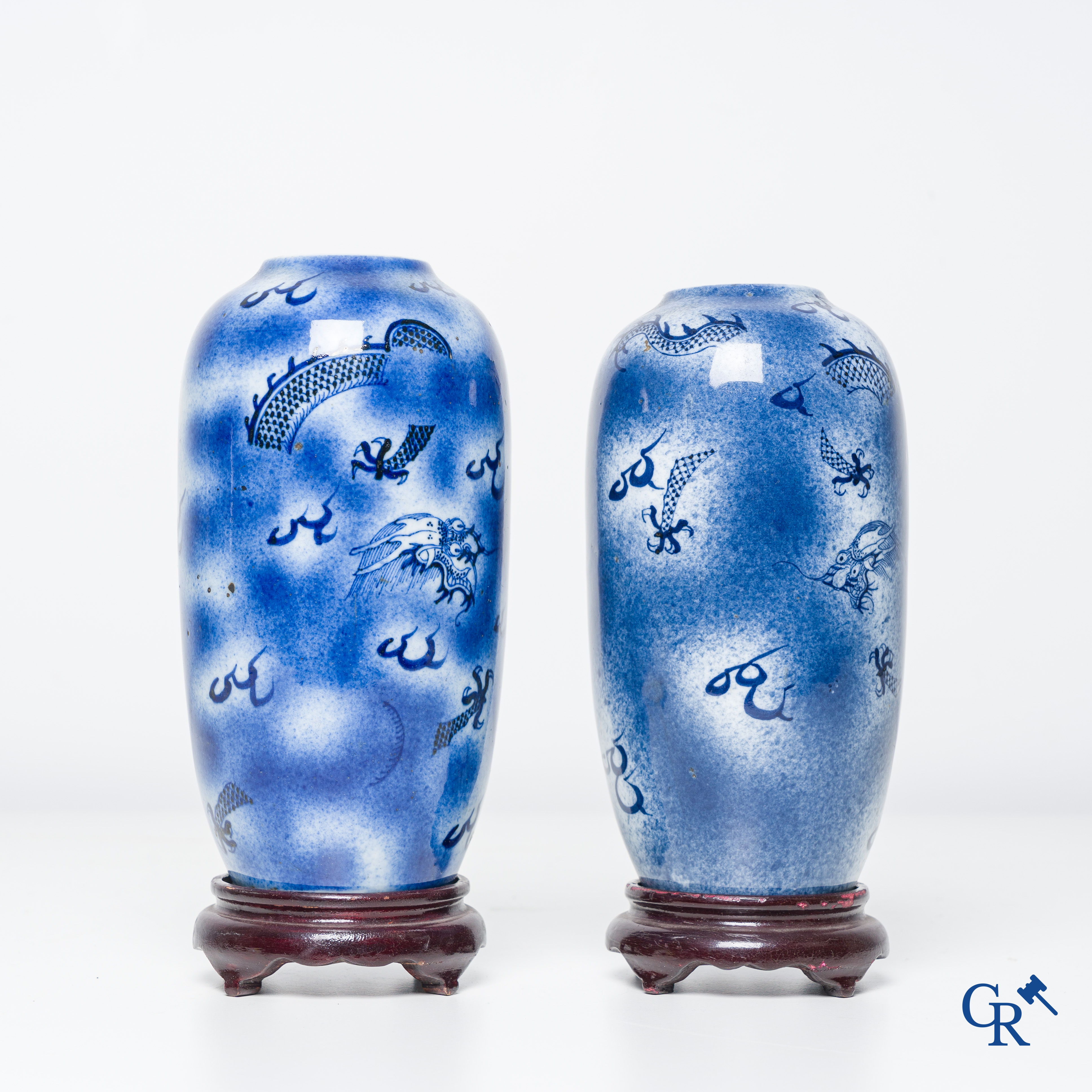 Art Asiatique, porcelaine chinoise, 2 vases chinois au décor dragon. Porte une marque Kangxi.