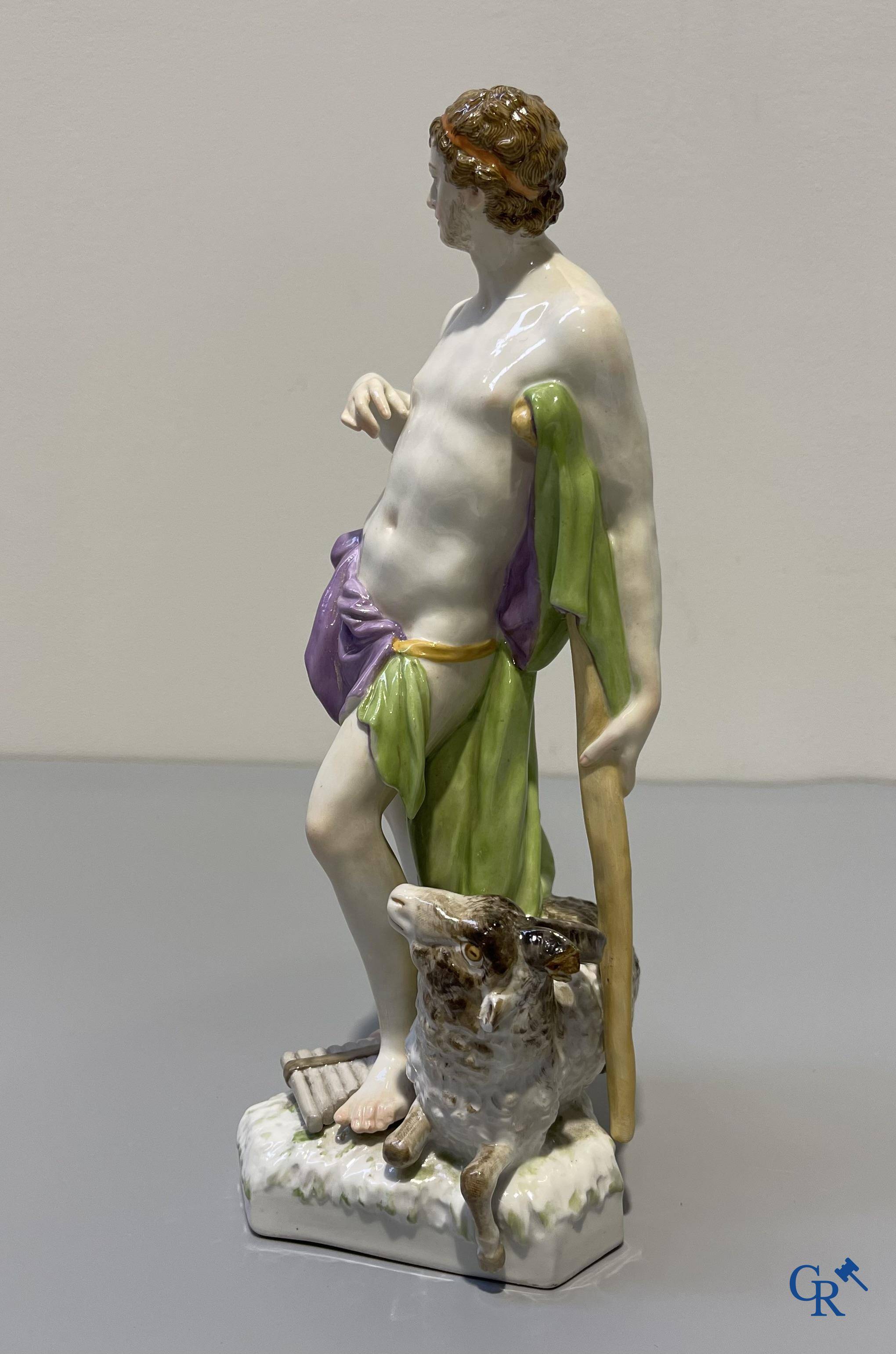 Porcelaine européenne, KPM-Berlin, représentation finement décorée d'un berger. Marqué. 19ème siècle.