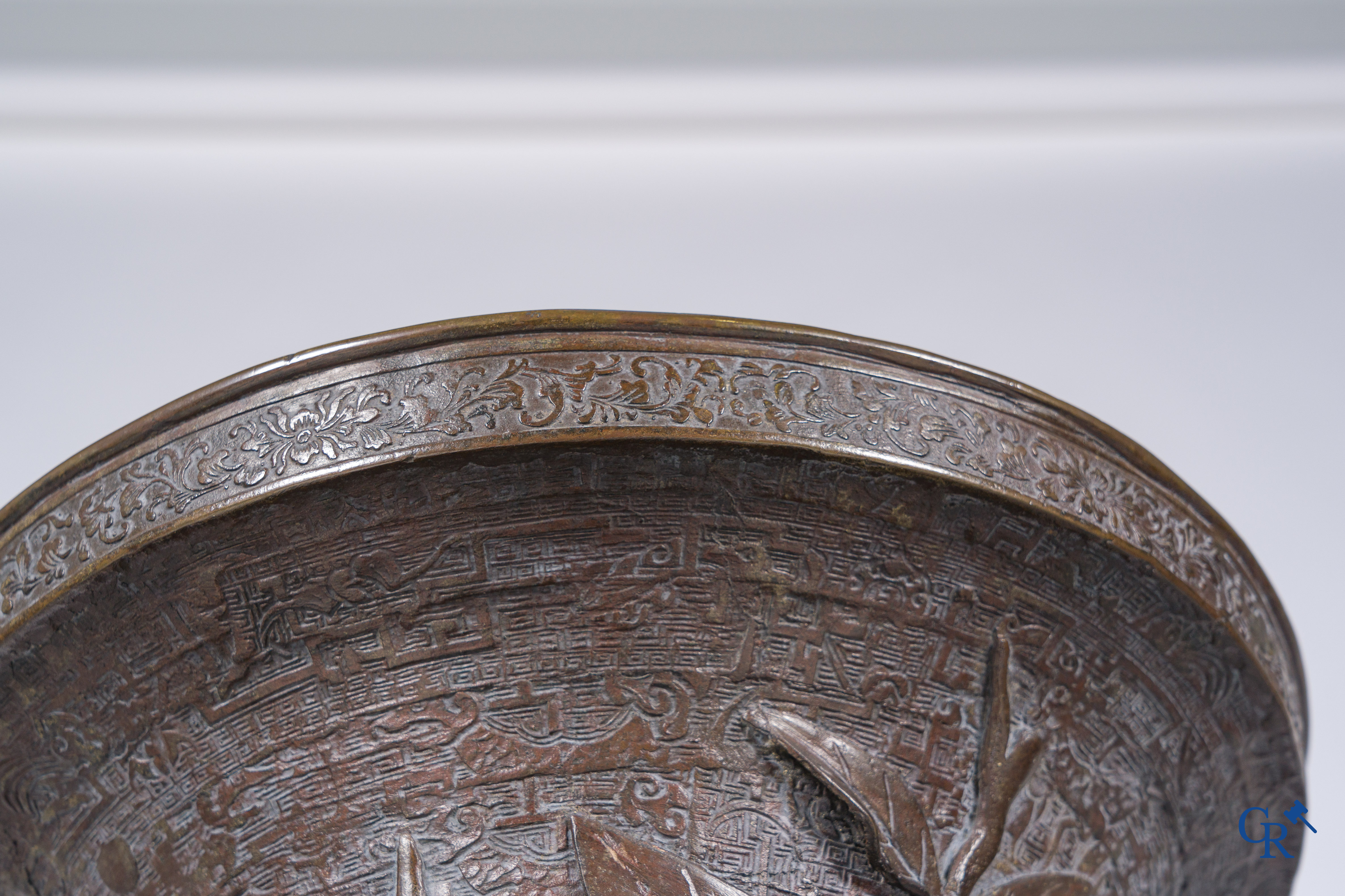 Aziatica, een imposante bronzen Chinese vaas op een sokkel in Chinees hardhout.