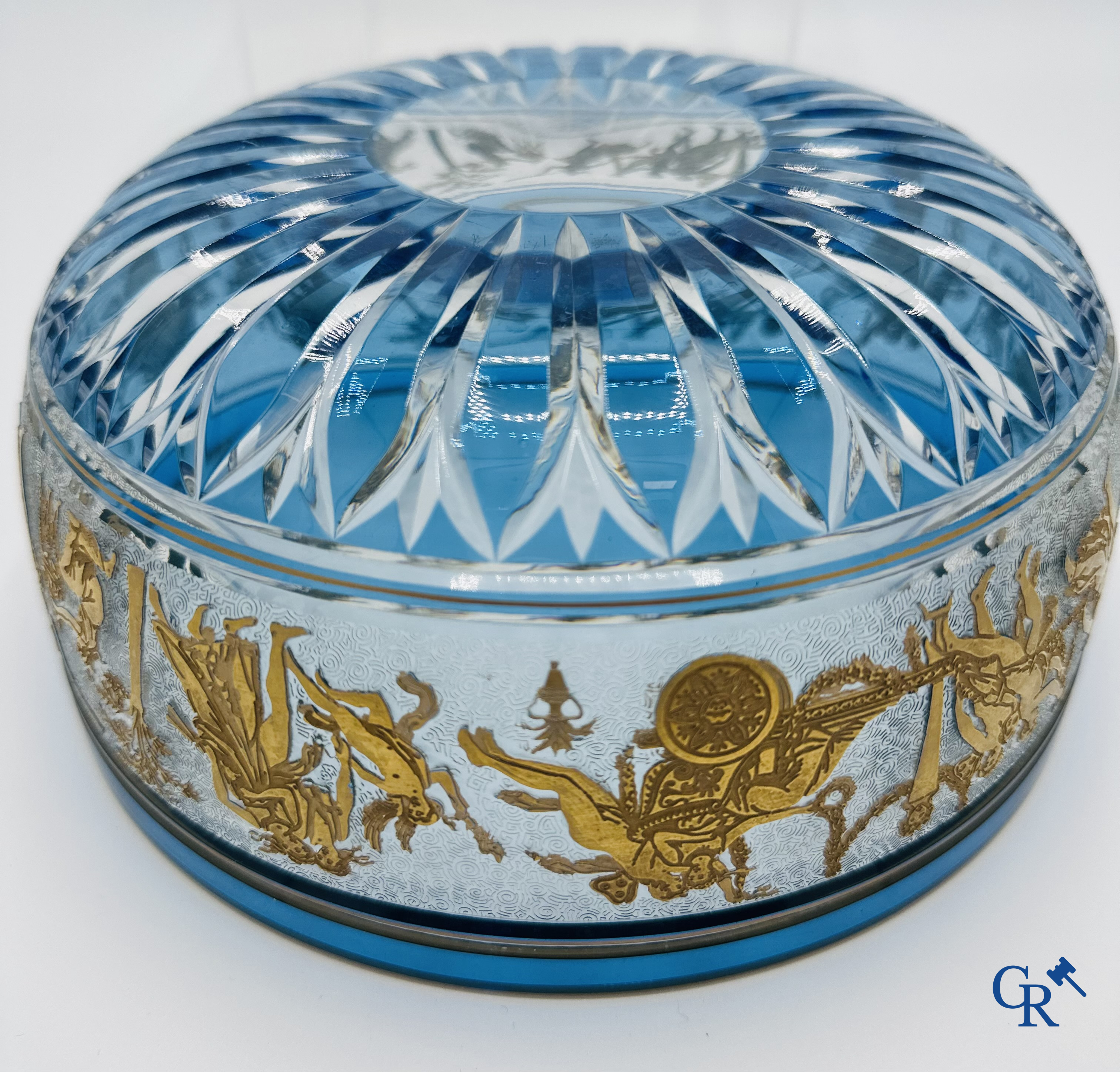 Val Saint Lambert: Léon Ledrut. Coupe à fruit modèle "Danse de Flore" sur un fond bleu clair.