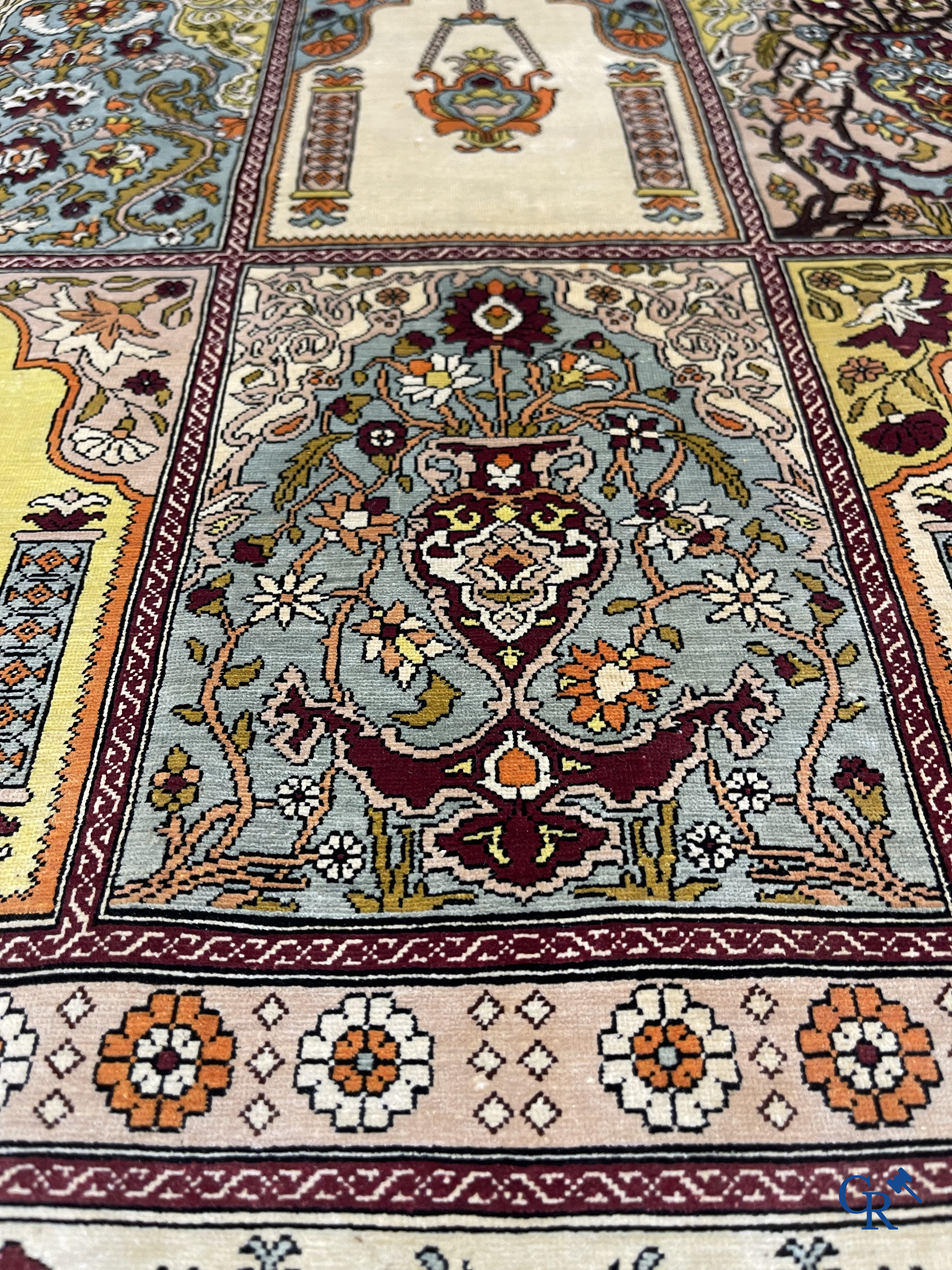 Oosterse tapijten. Een gesigneerd zijden tapijt met geometrisch motief.