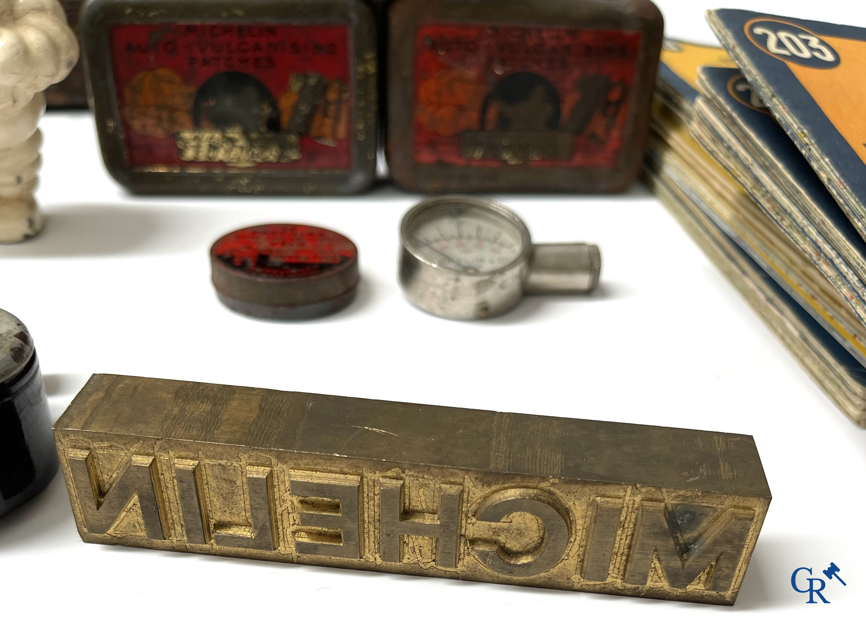 Michelin, een groot lot reclame objecten en meetinstrumenten voor Michelin banden.